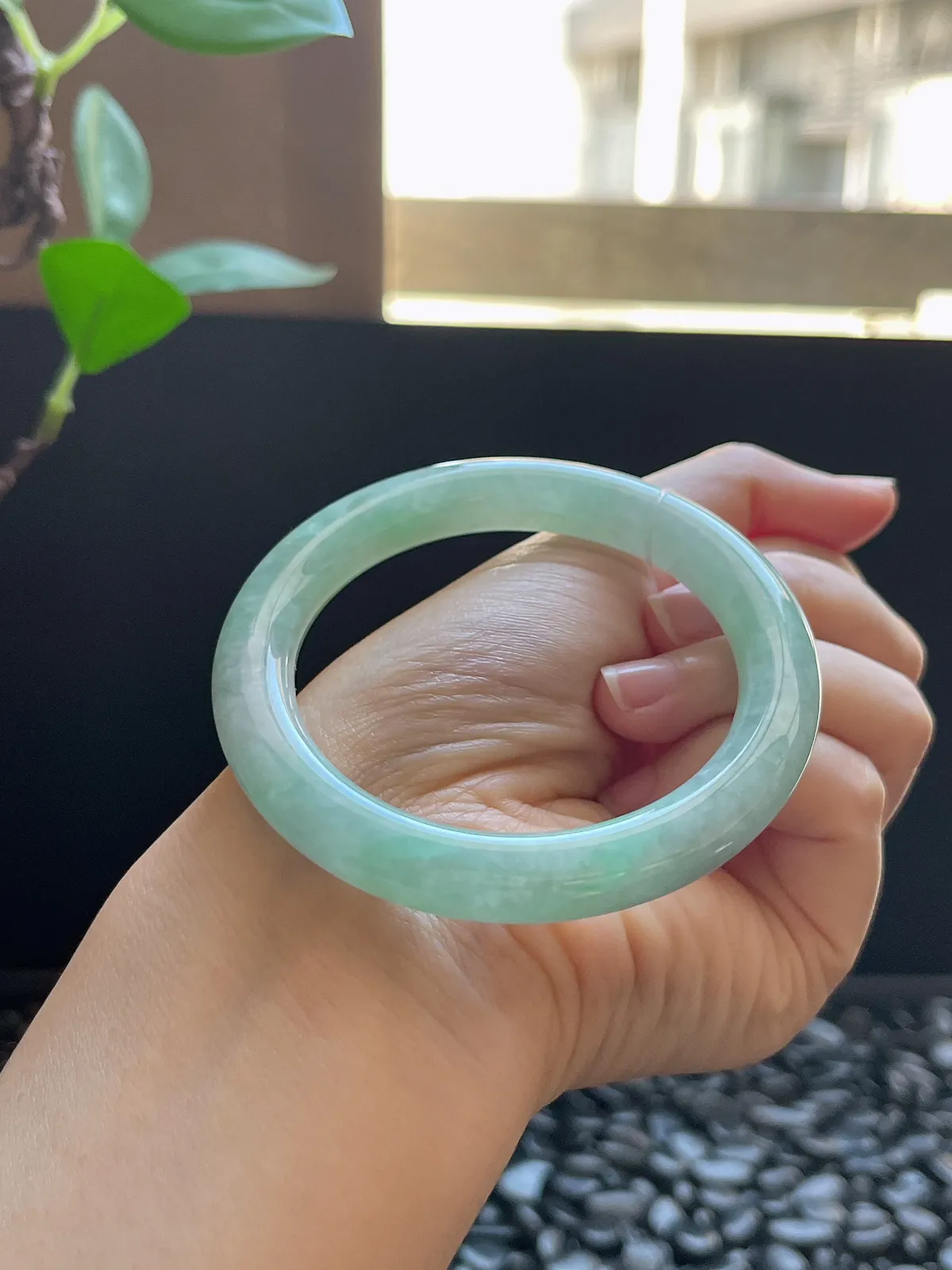 圆镯54圈口，翡翠糯化种淡绿色手镯