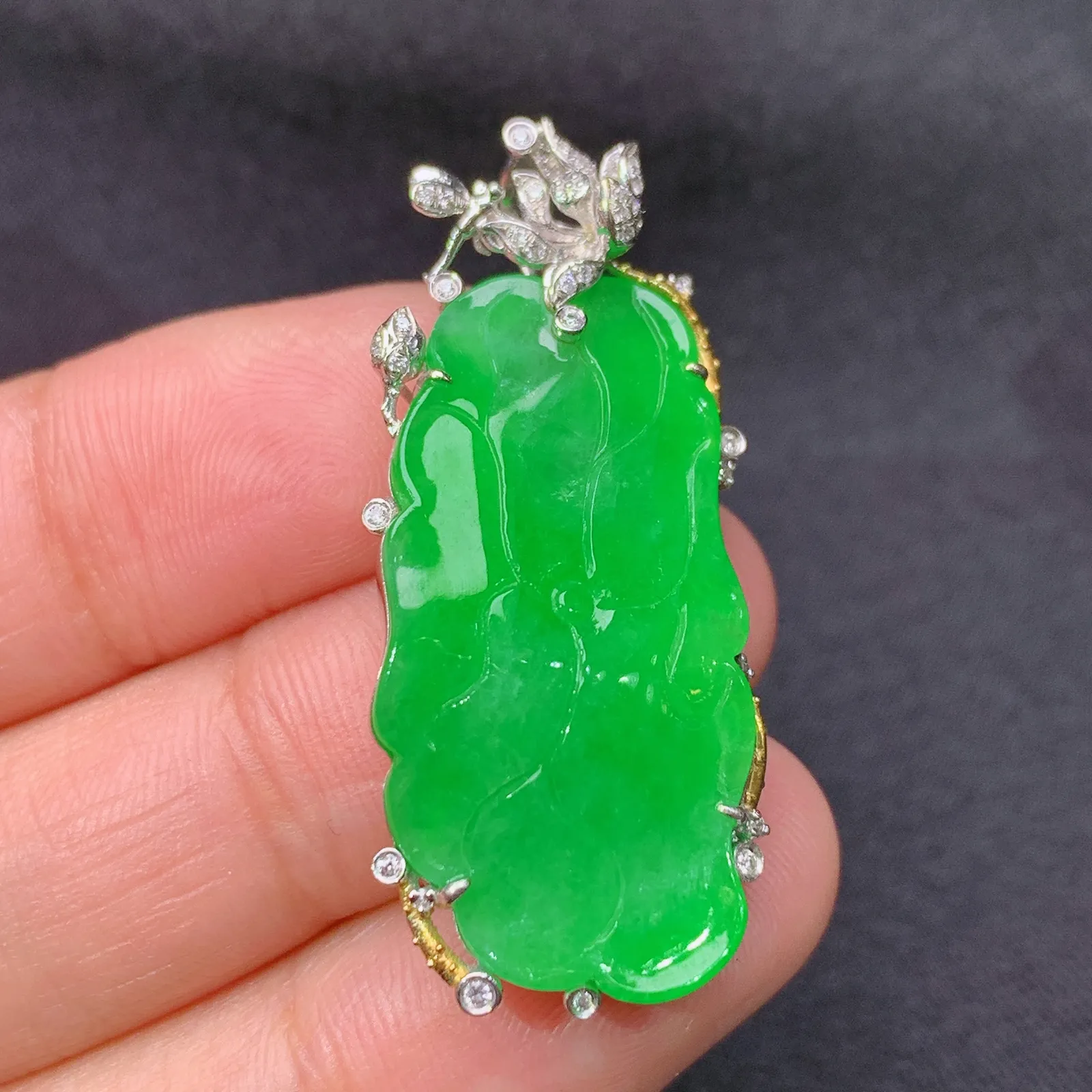 阳绿荷叶鱼吊坠，18k金镶嵌，冰润色阳，玉质细腻，种水足 尺寸37.1*16.4*6.9