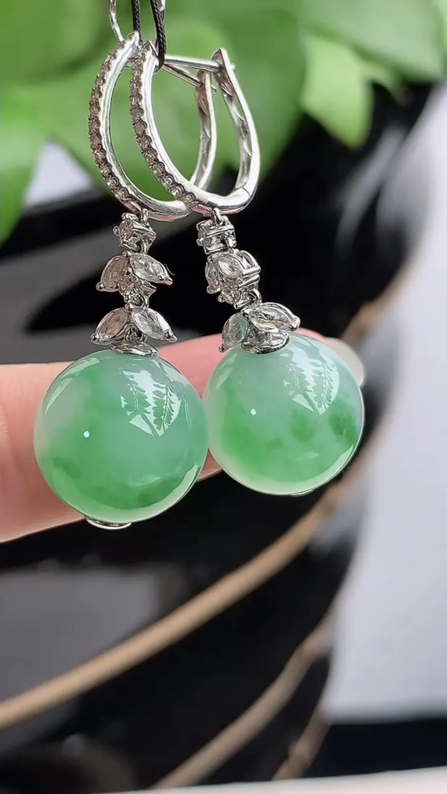 a货翡翠冰种18K金伴钻镶嵌飘绿花圆珠转运珠耳坠 尺寸12.6mm 重量10.08g 1214