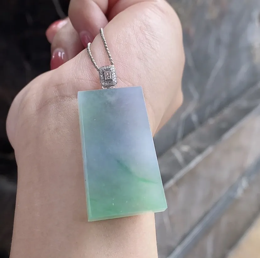 冰糯种春带彩无事牌吊坠 尺寸47.8-22-6.3毫米