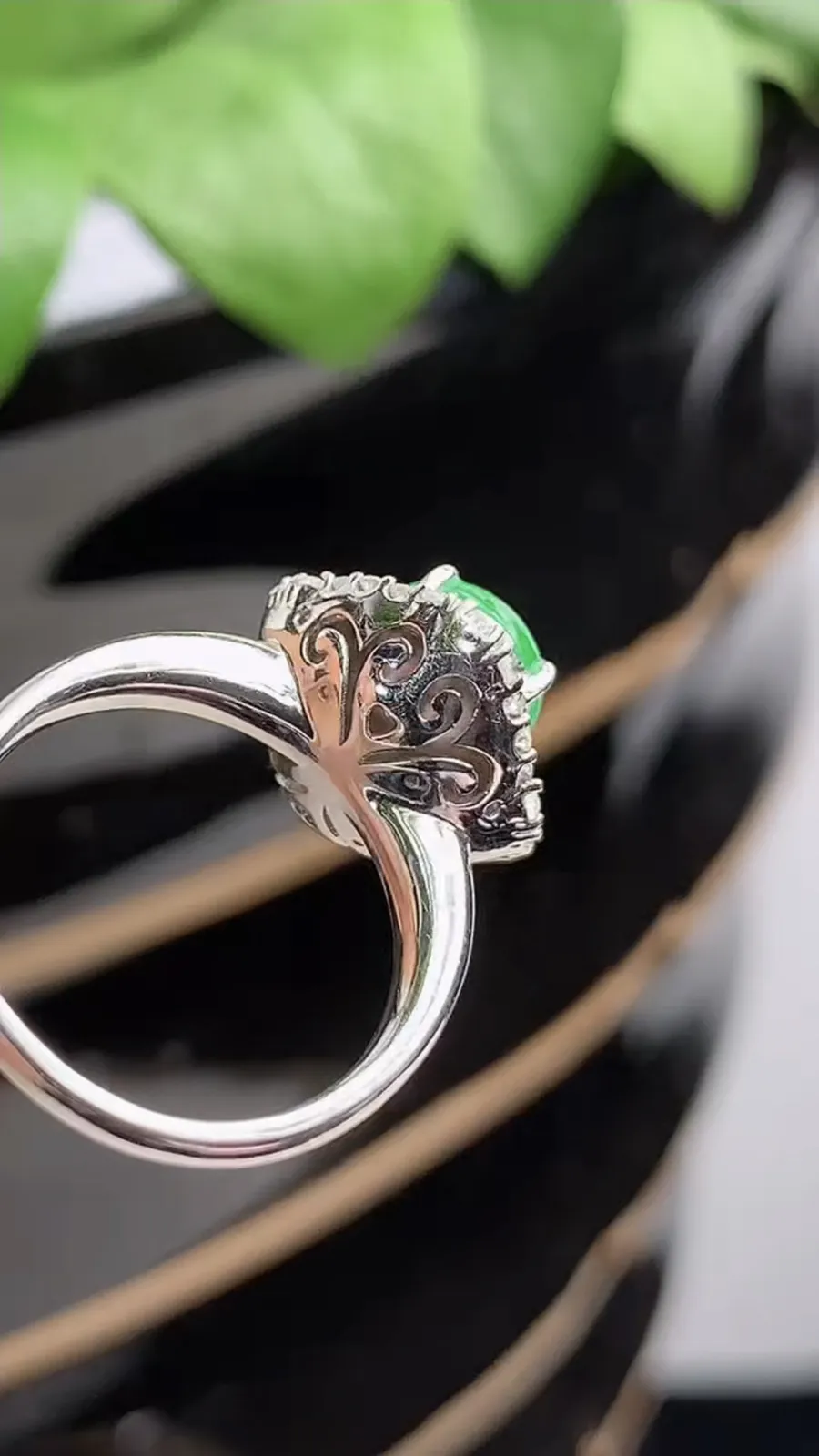 a货翡翠冰种18K金伴钻镶嵌阳绿蛋面戒指 圈口17裸石尺寸7.8×7.4mm 重量5.00g 1214