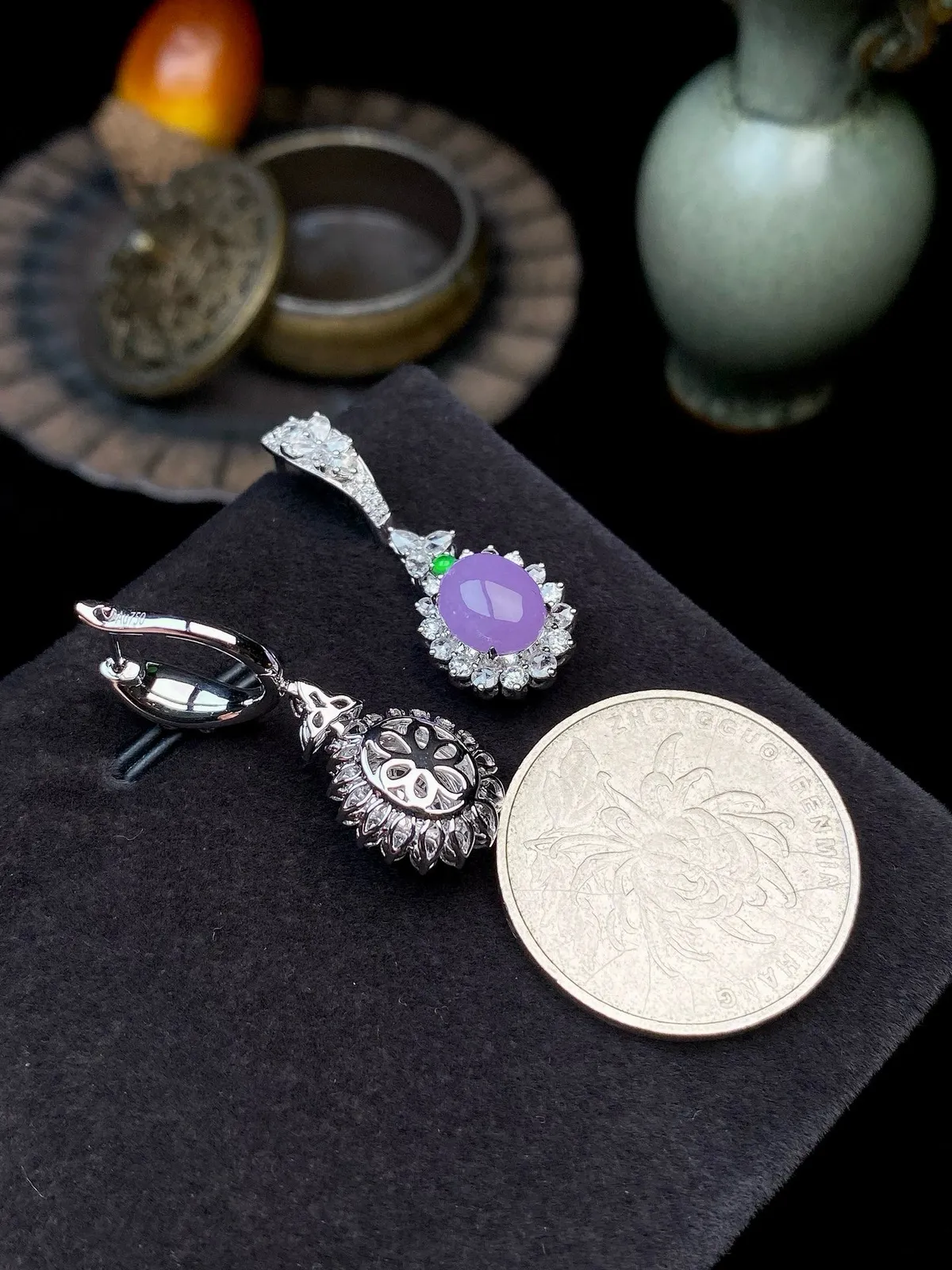 【冰种紫蛋面耳坠】质地细腻，色泽鲜亮，光泽度不错，18k金钻镶嵌，裸石尺寸8.5*7.3*3.6毫米