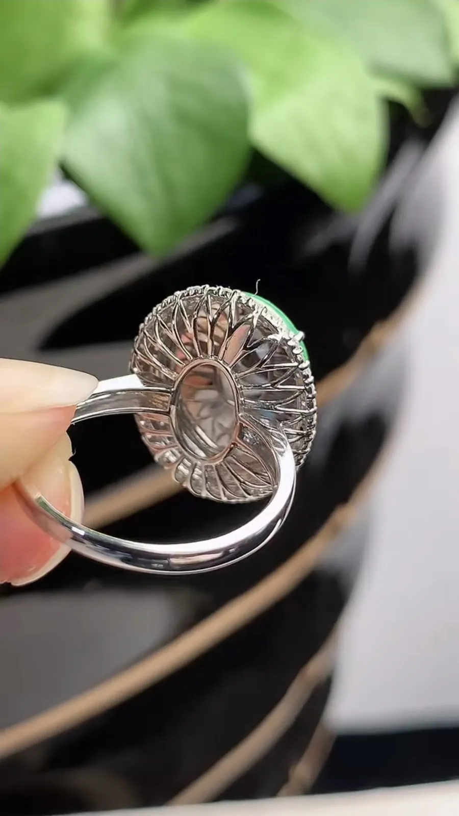 a货翡翠冰种18K金伴钻镶嵌阳绿蛋面戒指 圈口18裸石尺寸15.2×11.8mm 重量4.52g 1211