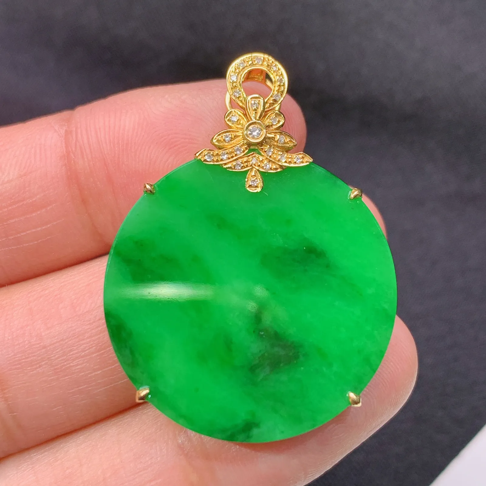 阳绿圆牌吊坠，18k金镶嵌，冰润色阳，玉质细腻，种水足，Xu 尺寸35.4*26.2*5.1