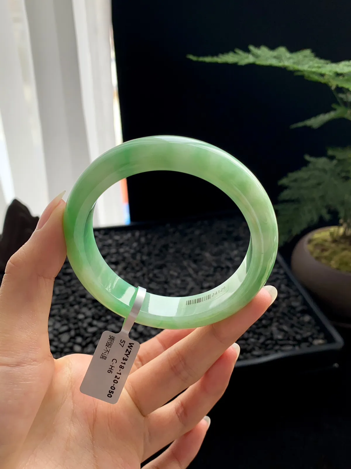 【飘绿】
尺寸：57*13*9
编号：WZY318-120-050
翠色流转，光影交错间，手镯上的每一缕绿意都仿佛在诉说着古老而神秘的故事