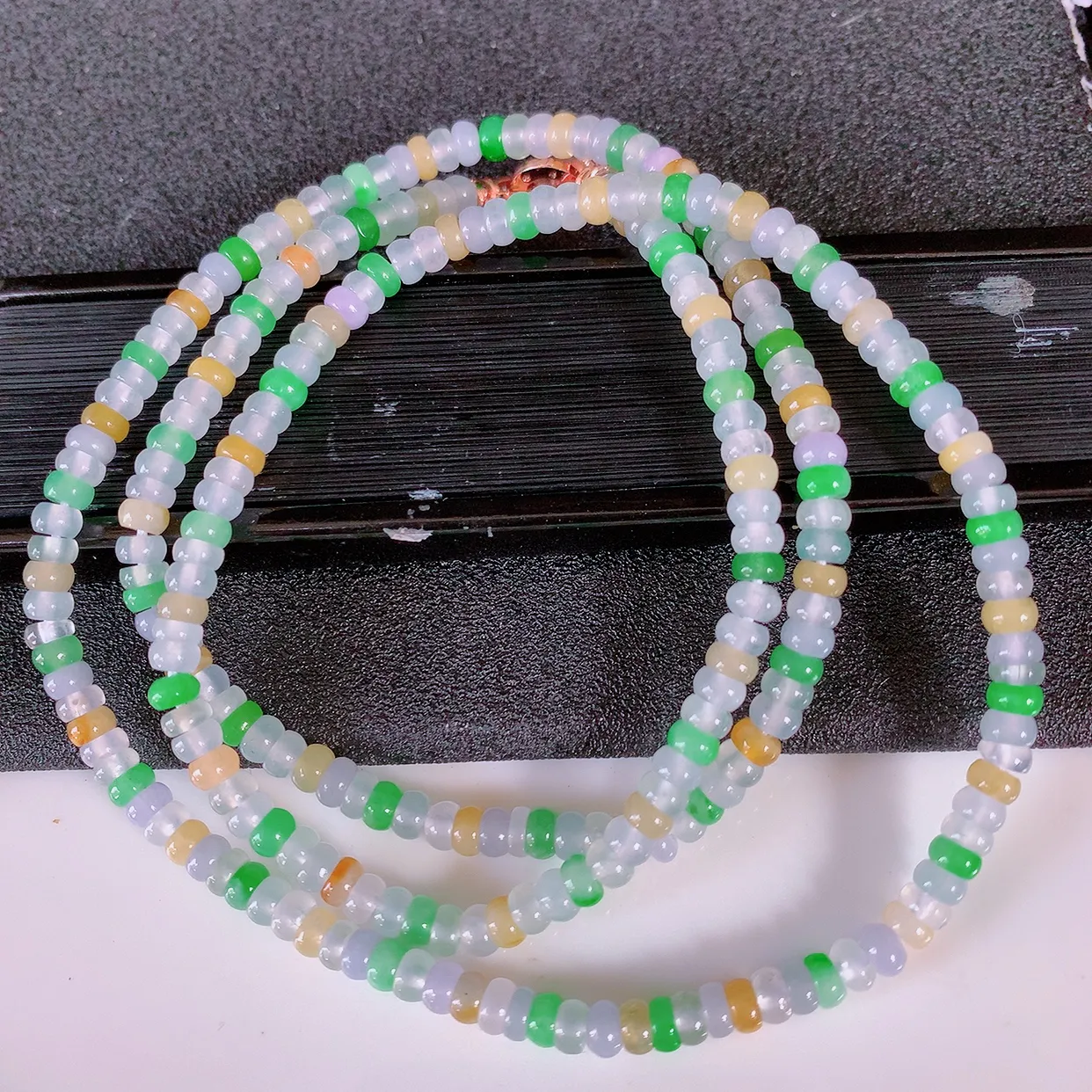 自然光实拍，冰种多彩翡翠项链  多宝翡翠珠链 （装饰扣）玉质细腻  冰清玉润  颜色漂亮  #001