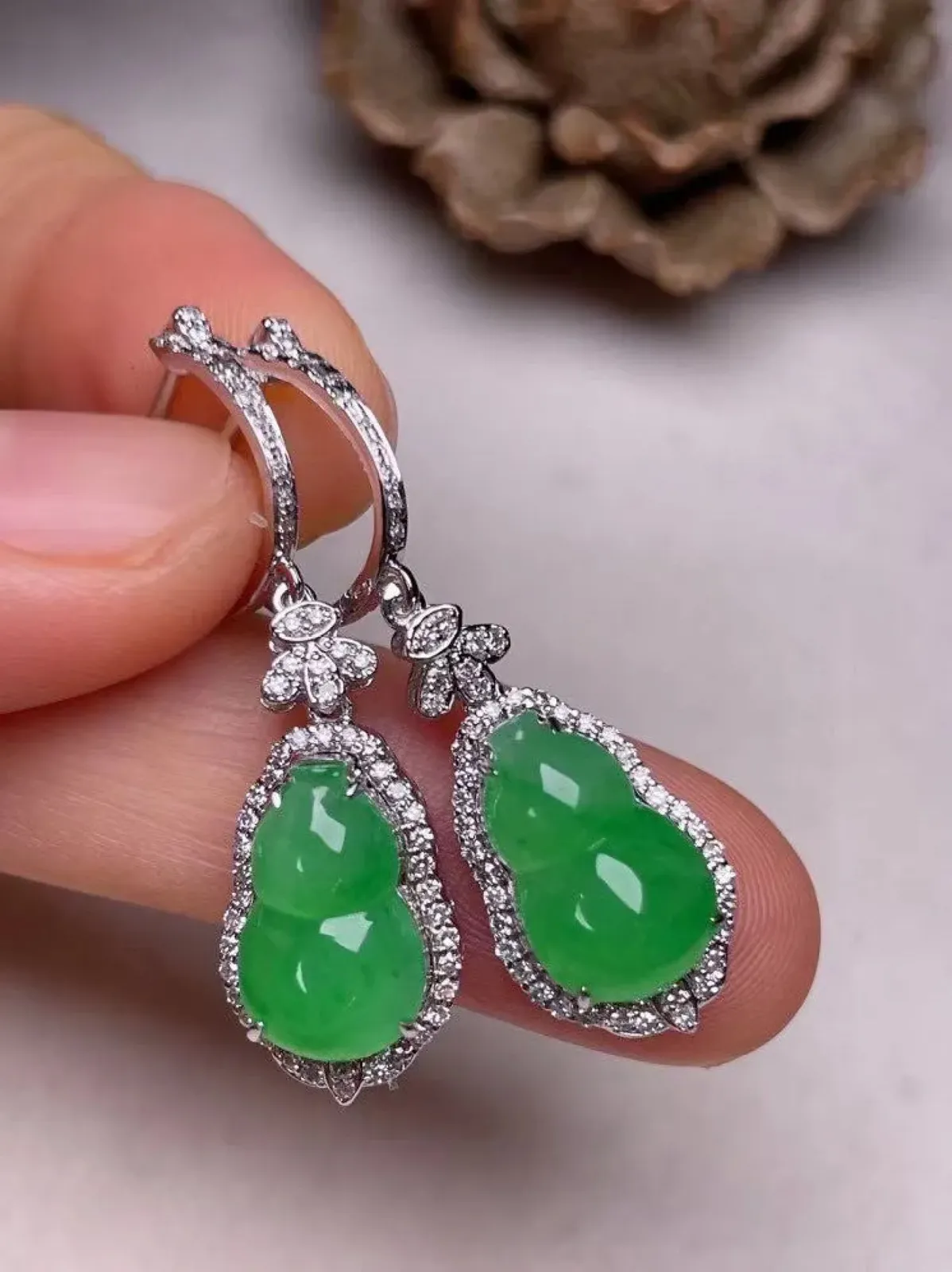 冰种阳绿葫芦耳坠、真金真钻镶嵌，种水好，玉质细腻 .裸石尺寸 12.6*7.9.