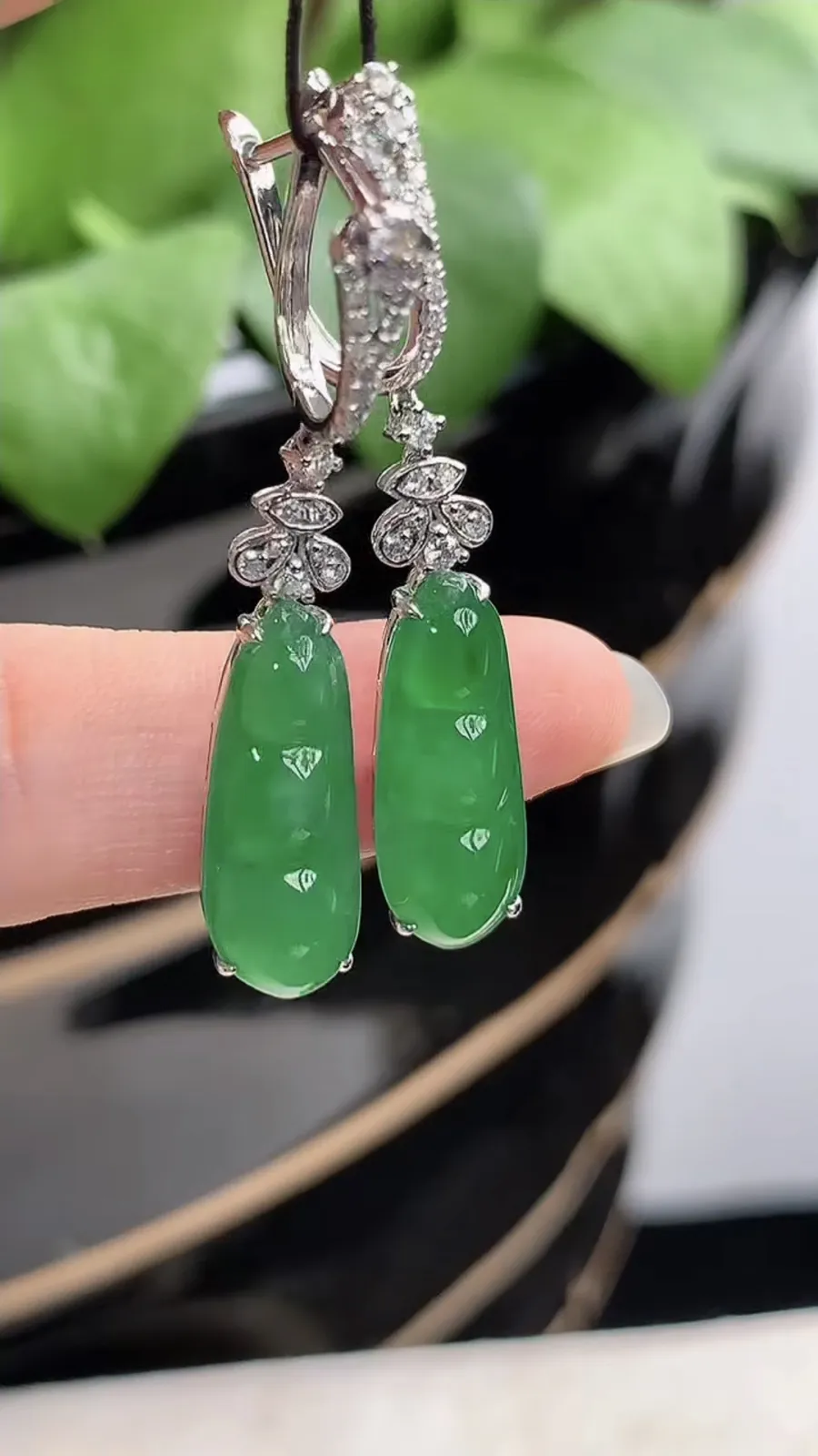 a货翡翠冰种18K金伴钻镶嵌阳绿四季豆福豆平安豆 尺寸18.4×7×4mm 重量4.73g 1211