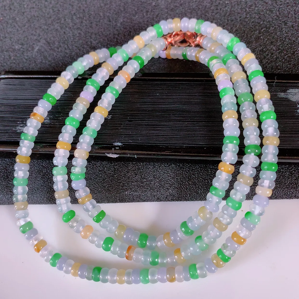 自然光实拍，冰种多彩翡翠项链  多宝翡翠珠链 （装饰扣）玉质细腻  冰清玉润  颜色漂亮  #001.1取一尺寸4.5mm