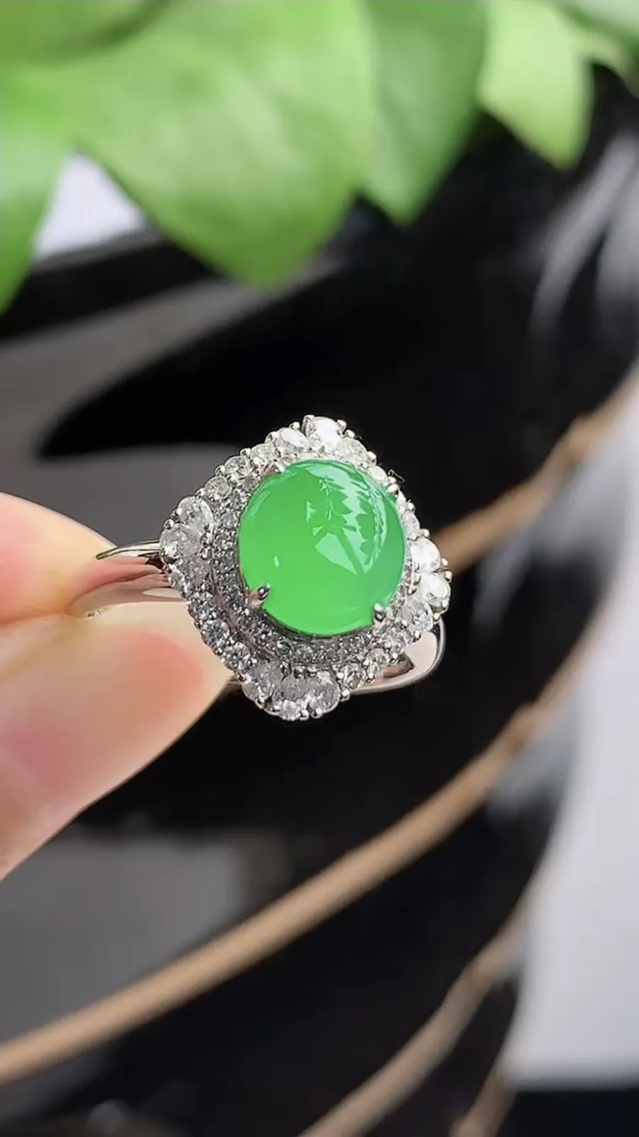 a货翡翠冰种18K金伴钻镶嵌阳绿蛋面戒指 圈口17裸石尺寸7.8×7.4mm 重量5.00g 1214