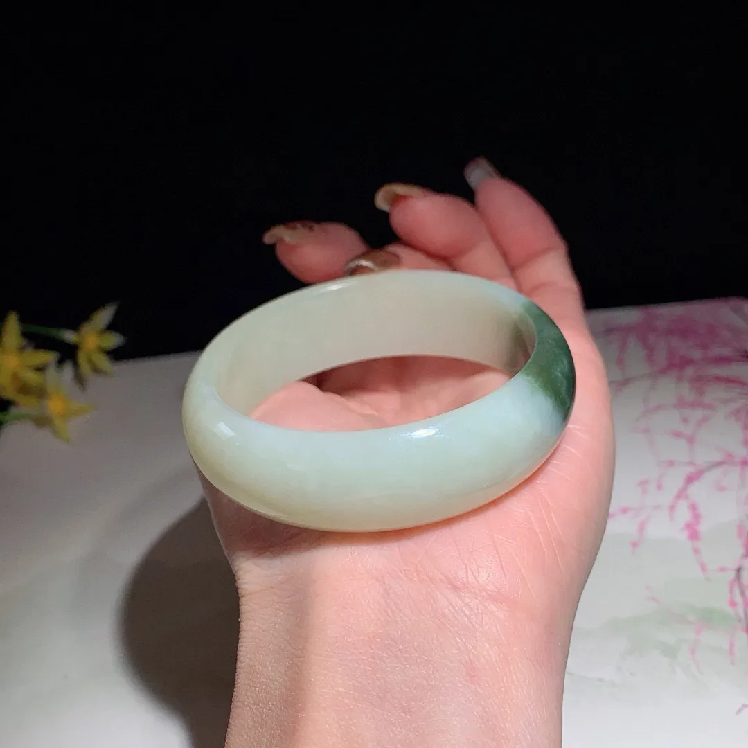 和田玉55.5圈口翠青手镯！圈口55.5宽18.3玉质细腻油润 底色纯净 脂粉好，品质高