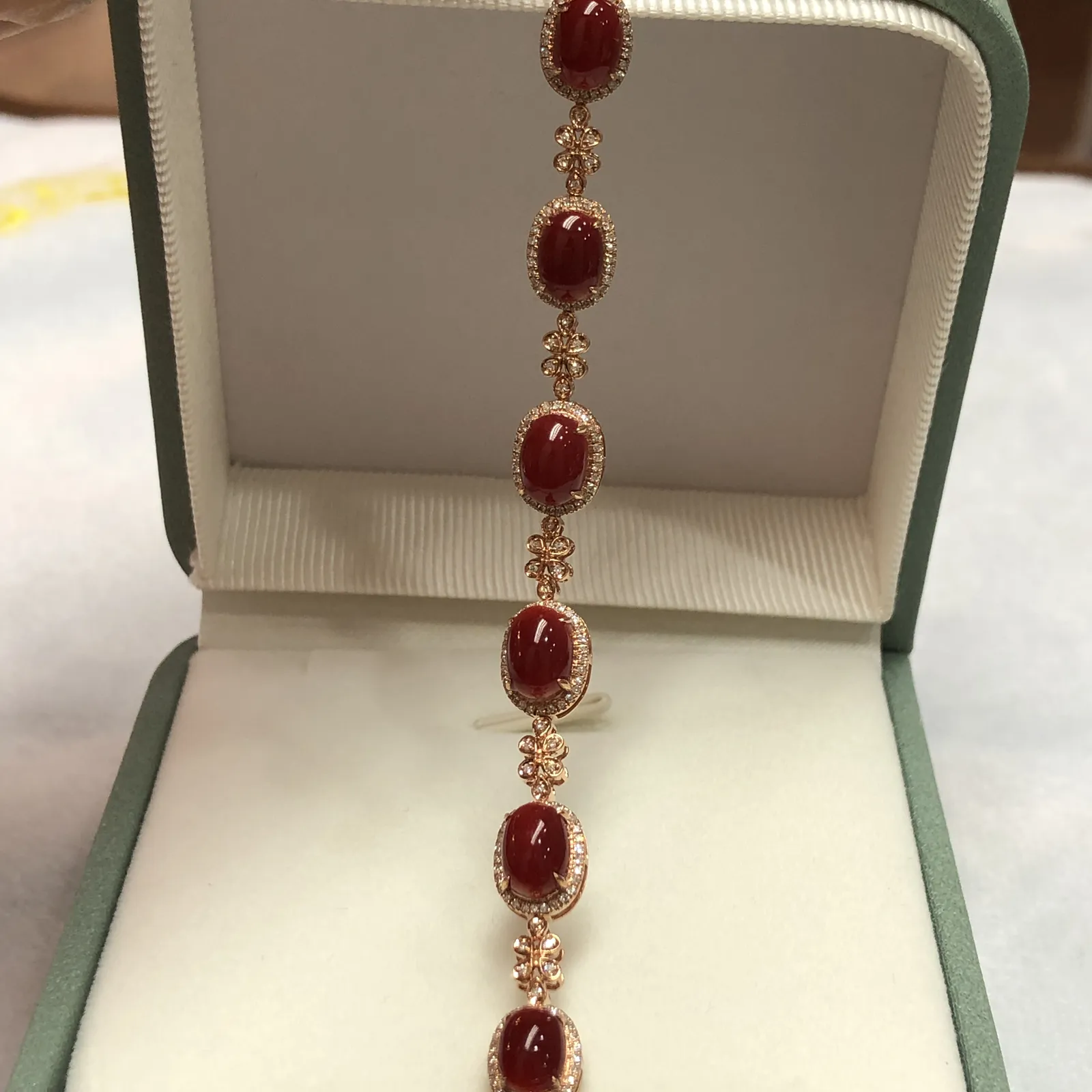 【天然阿卡赤血牛血红珊瑚18K厚金精镶手链】天然️添加，日本阿卡材料，赤血牛血红色，共6颗蛋面，18k金钻石 镶嵌，裸面尺寸约8*5.7*5mm，整体尺寸96*7.8*6.6mm，重量7.95克，手链总长度170mm，珊瑚属有机宝石，色泽喜人，质地莹润，珊瑚在深海里经千年生长“形如树，色似火”水与火的融合。