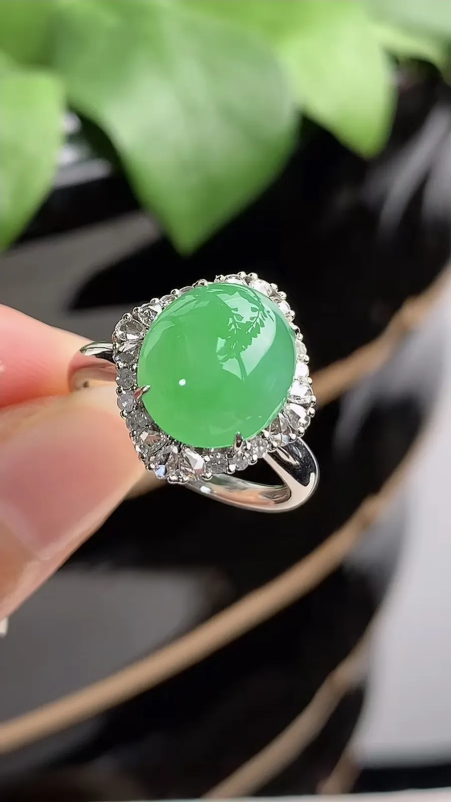 a货翡翠冰种18K金伴钻镶嵌甜绿蛋面戒指 圈口17.7裸石尺寸11.5×10mm 重量3.58g 1212