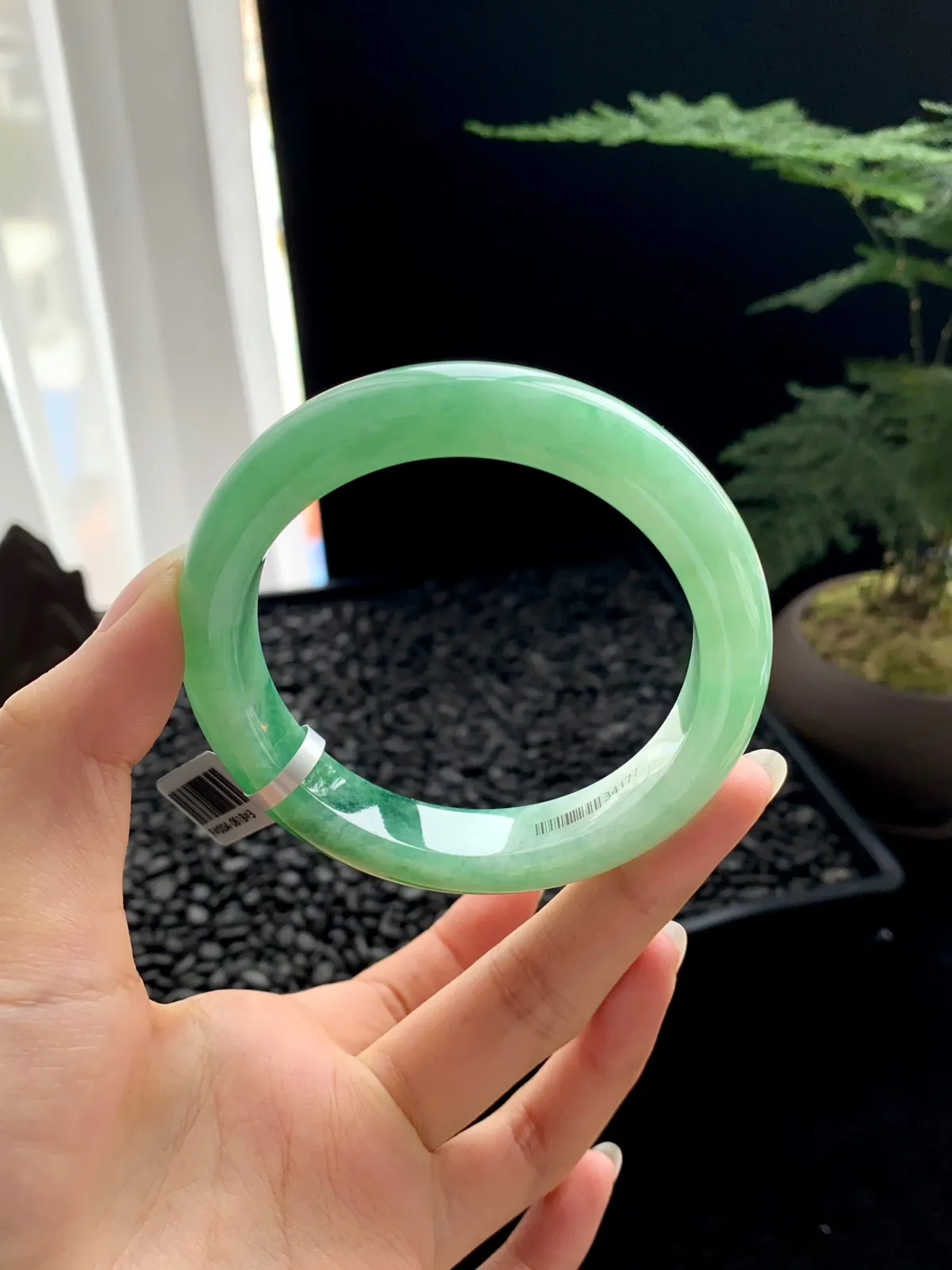 【满绿】
尺寸：57.2*12.3*9.2
编号：WHB003-13-21
纯净的底色似山间的晨雾，轻柔缥缈，那一抹翠绿如林间跳跃的精灵