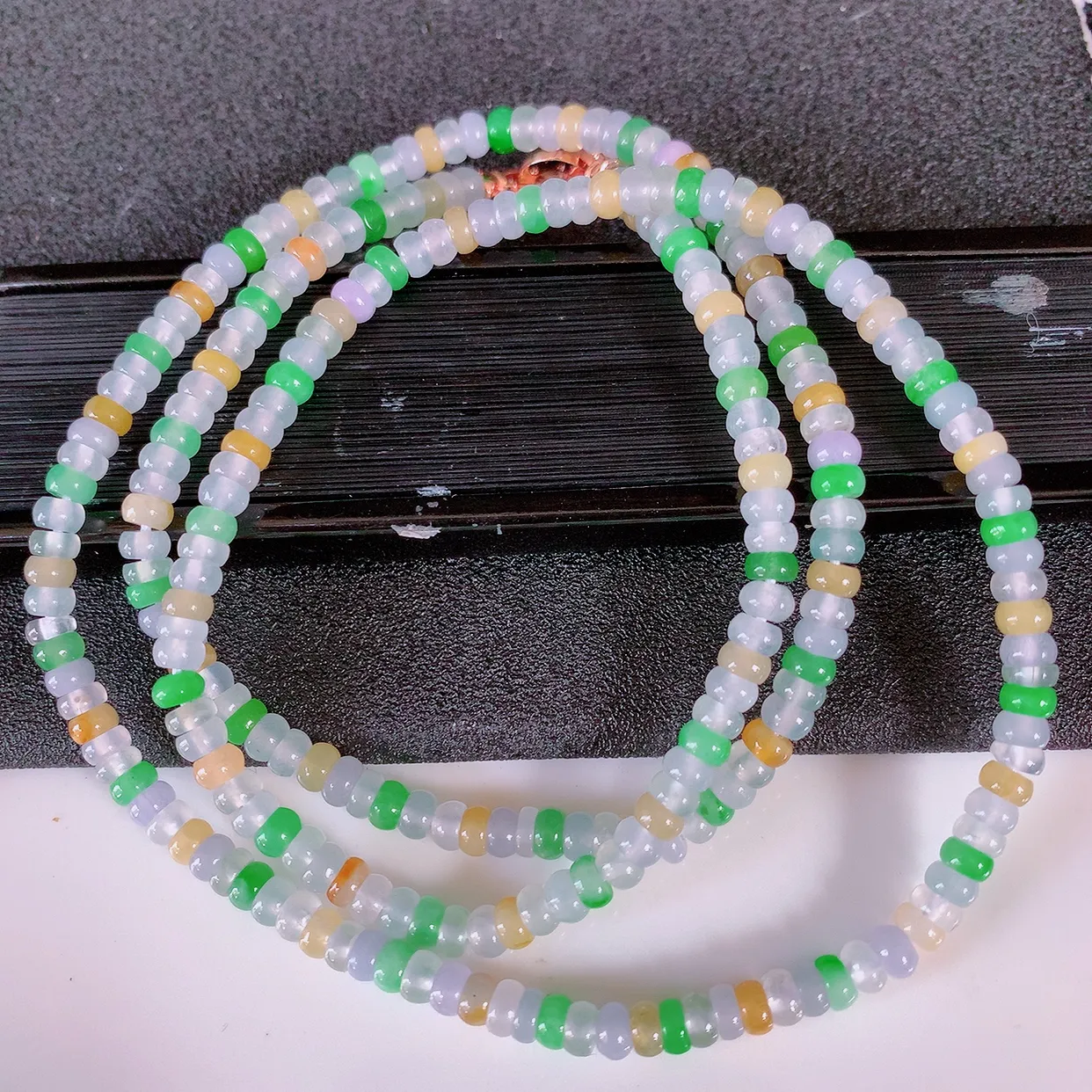 自然光实拍，冰种多彩翡翠项链  多宝翡翠珠链 （装饰扣）玉质细腻  冰清玉润  颜色漂亮  #001.1取一尺寸4.5mm