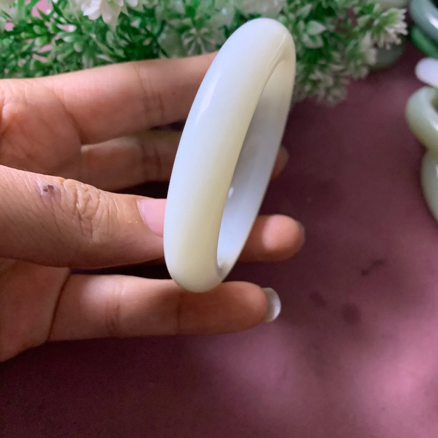 57圈口和田玉羊脂白宽条手镯【挽间柔情】，镯型古朴典雅。在诗情画意的雨巷相遇，你是我腕间的一抹风情，有你眸有深情.清风荡漾湖间静水，我愿俯身低眉，在烟波涟漪处寻你