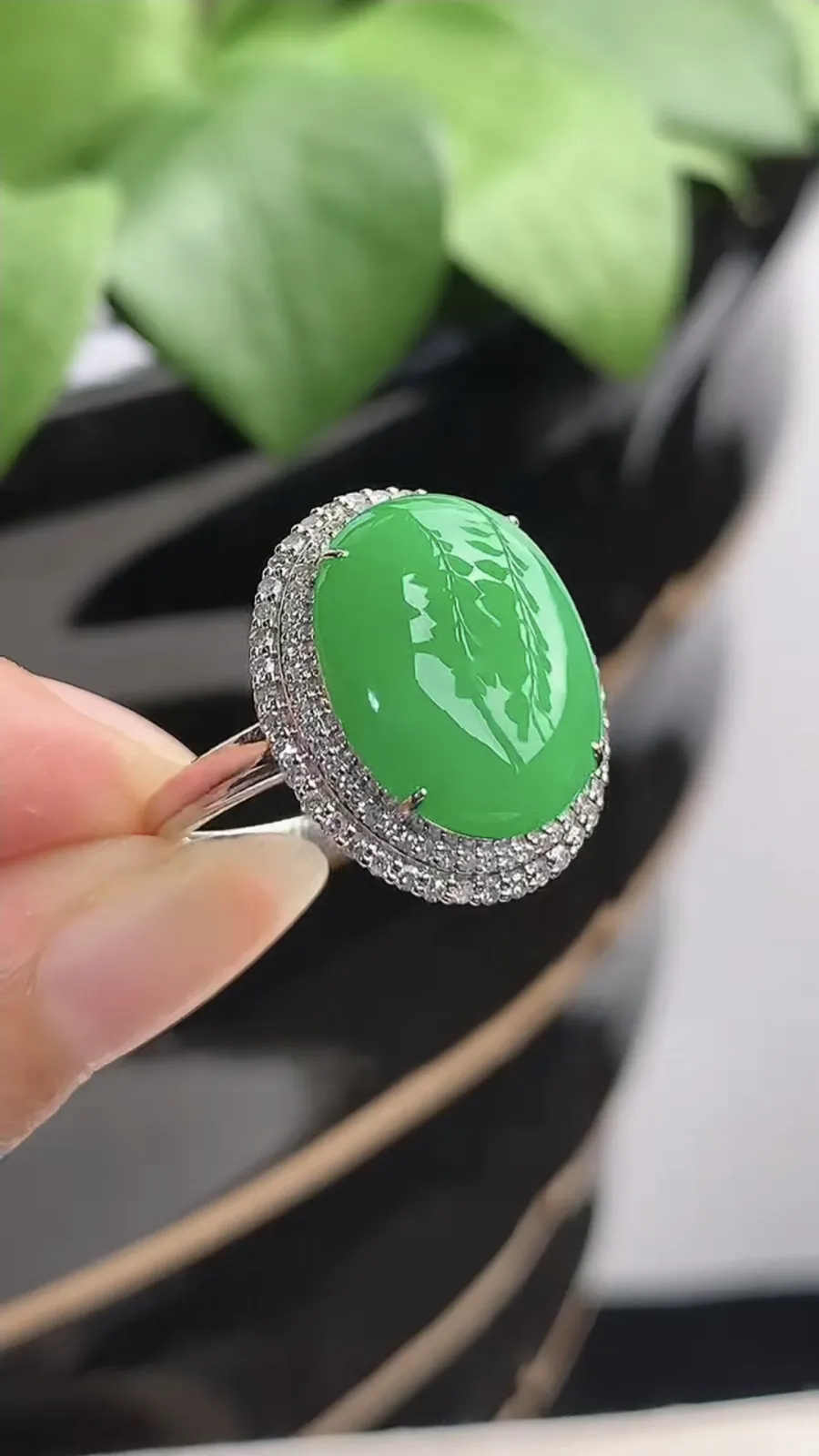 a货翡翠冰种18K金伴钻镶嵌阳绿蛋面戒指 圈口18裸石尺寸15.2×11.8mm 重量4.52g 1211