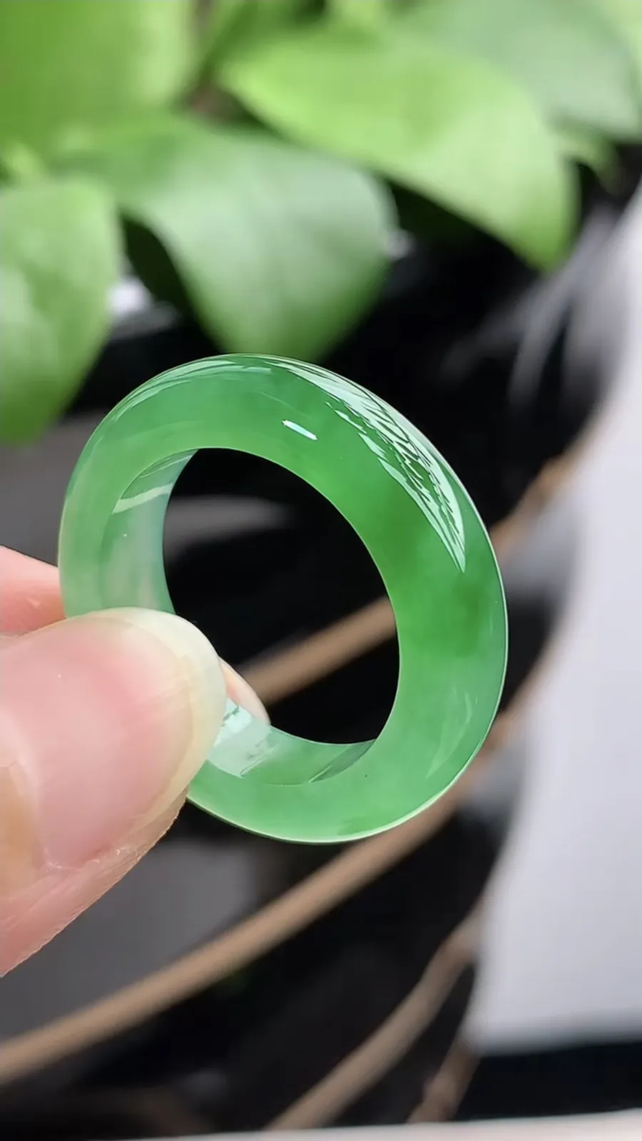 a货翡翠冰种飘绿素面戒指 尺寸18.6×5.3×4mm 重量4.94g 1210