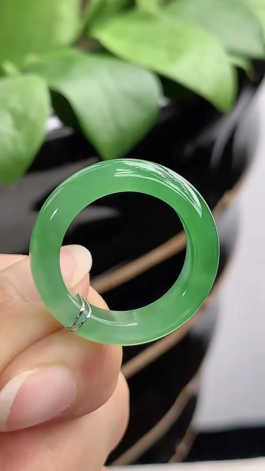 a货翡翠冰种飘绿素面戒指 尺寸18.6×5.3×4mm 重量4.94g 1210