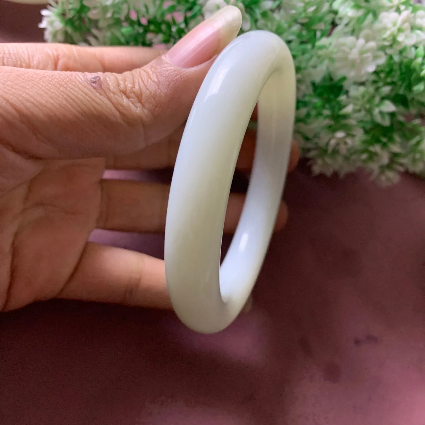 60圈口和田玉羊脂白肥圆条手镯【挽间柔情】，镯型古朴典雅。在诗情画意的雨巷相遇，你是我腕间的一抹风情，有你眸有深情.清风荡漾湖间静水，我愿俯身低眉，在烟波涟漪处寻你