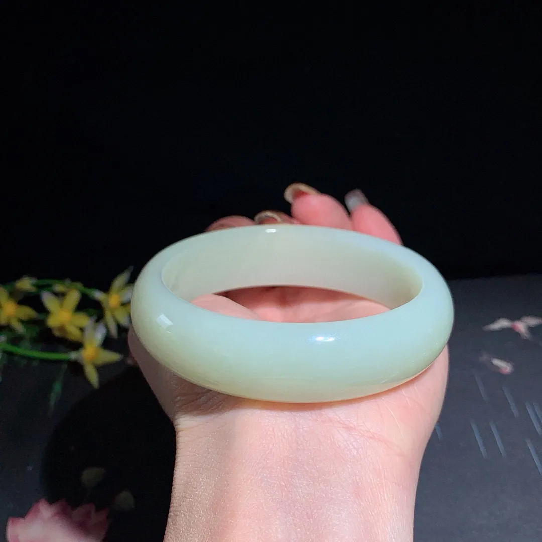 和田玉62圈青白玉手镯！玉质细腻油润 底色纯净  无裂无杂 脂粉好，品质高。