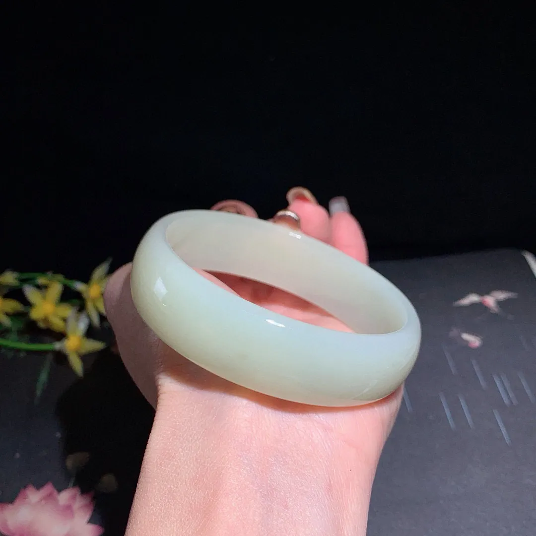 和田玉64圈青白色宽版手镯！玉质细腻油润 底色纯净  无裂无杂 脂粉好，品质高。