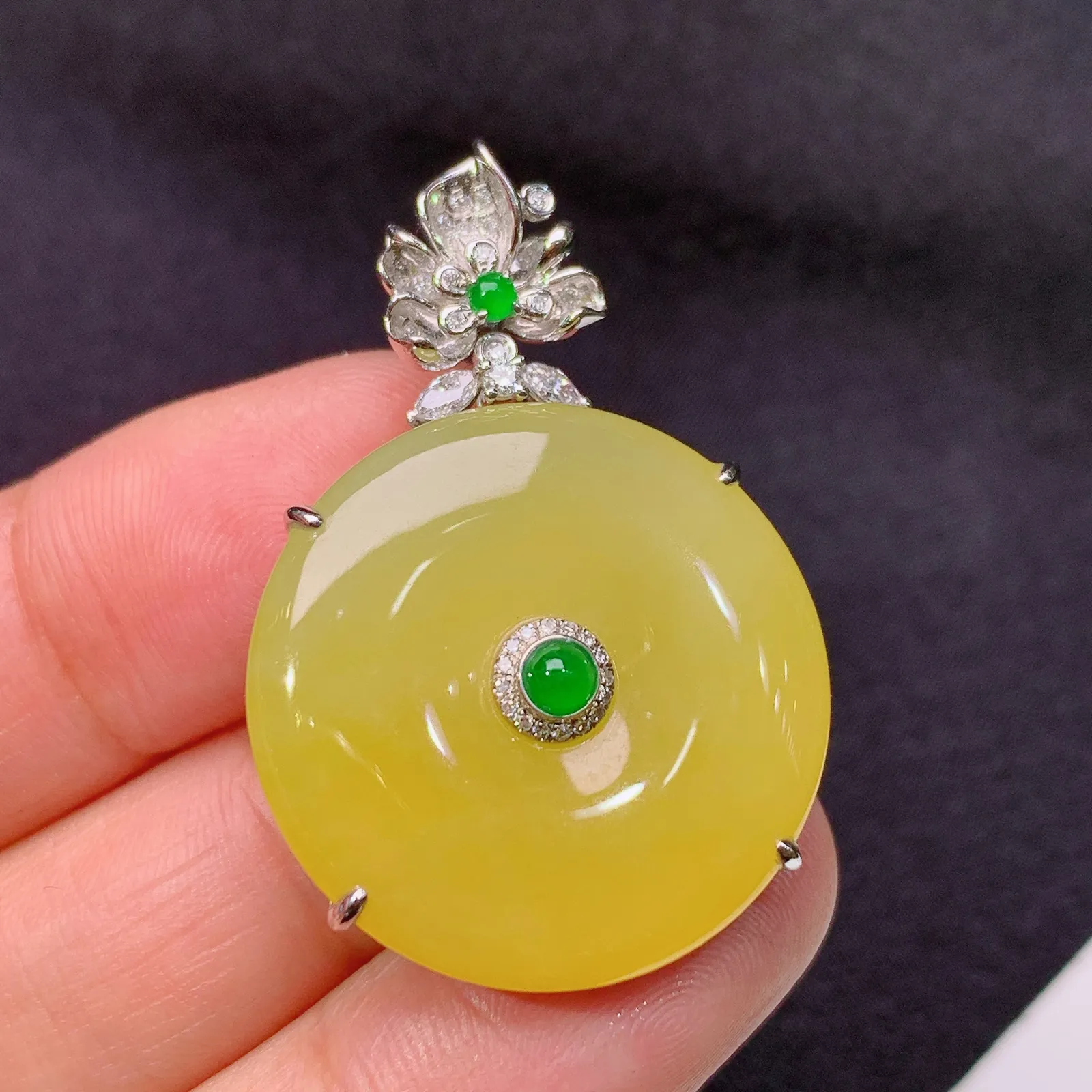 冰黄翡平安扣吊坠，18k金镶嵌，色泽鲜艳靓丽，水色超佳，Xu 尺寸36.2*24.6*6.7