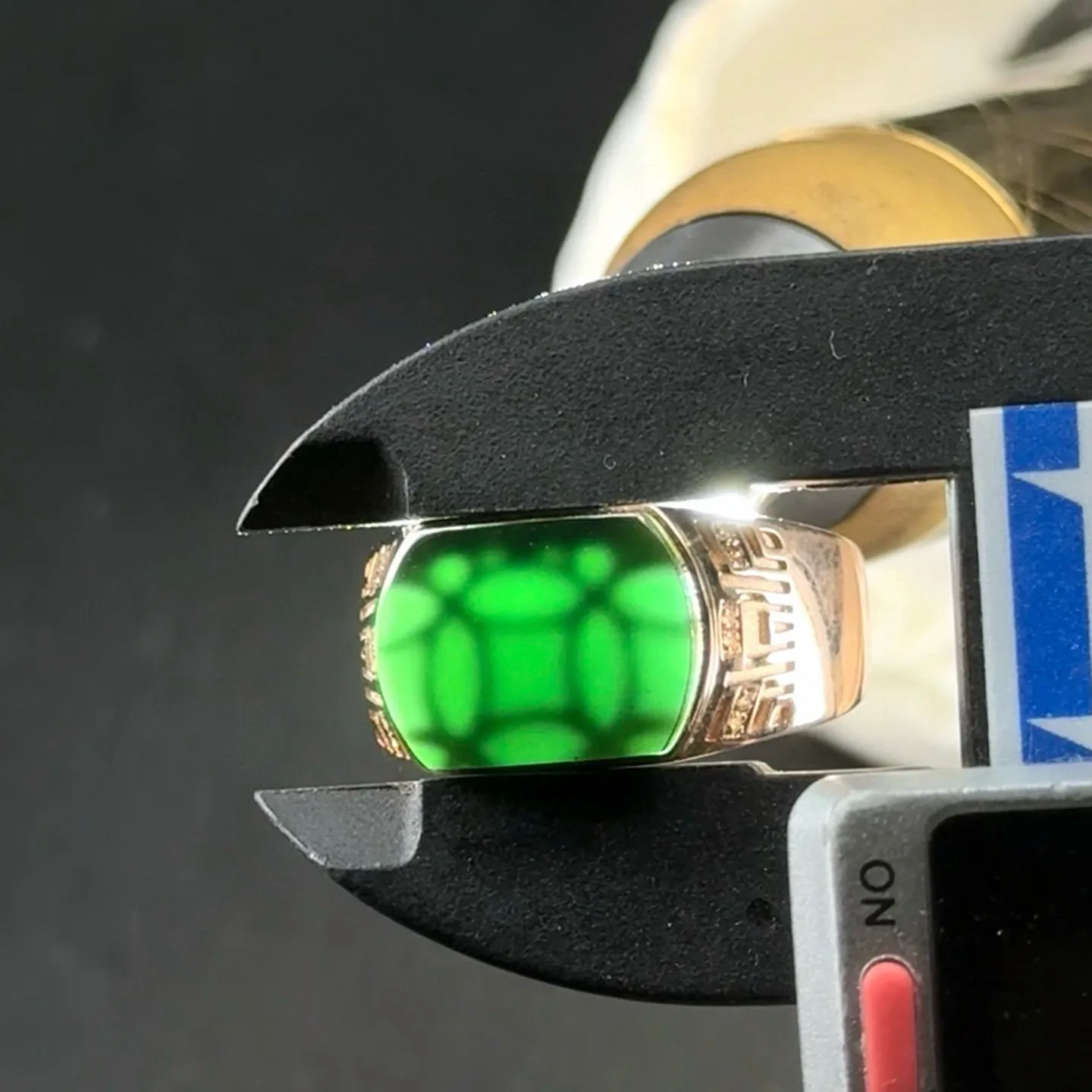 精品18k玫瑰金墨翠马鞍戒指 种好色正 黑度极好 打灯通透 油性十足 尺寸13.5