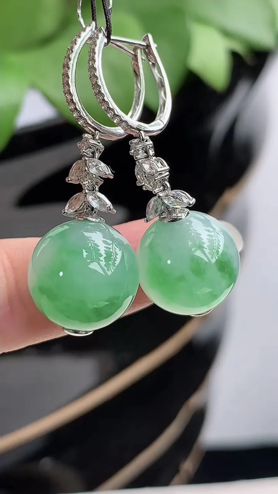 a货翡翠冰种18K金伴钻镶嵌飘绿花圆珠转运珠耳坠 尺寸12.6mm 重量10.08g 1214