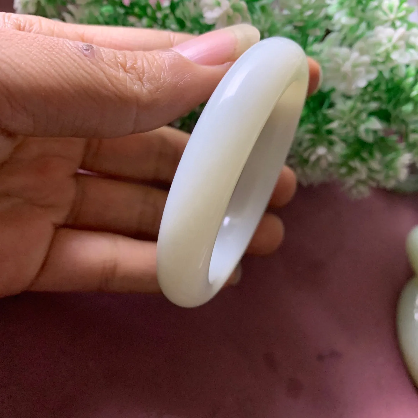 57圈口和田玉羊脂白宽条手镯【挽间柔情】，镯型古朴典雅。在诗情画意的雨巷相遇，你是我腕间的一抹风情，