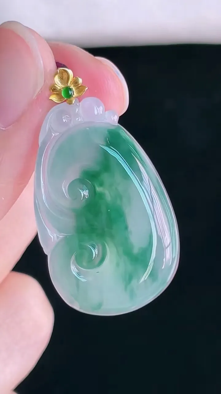 【翡翠名称】18K金镶冰飘花如意吊坠
【翡翠尺寸】裸石30/18.8/5mm
【翡翠描述】宝贝种老水足，玉质细腻，色泽靓丽，性价比高，佩戴效果好！
【其它赠送】权威证书/精美挂绳盒子/支持全国复检
