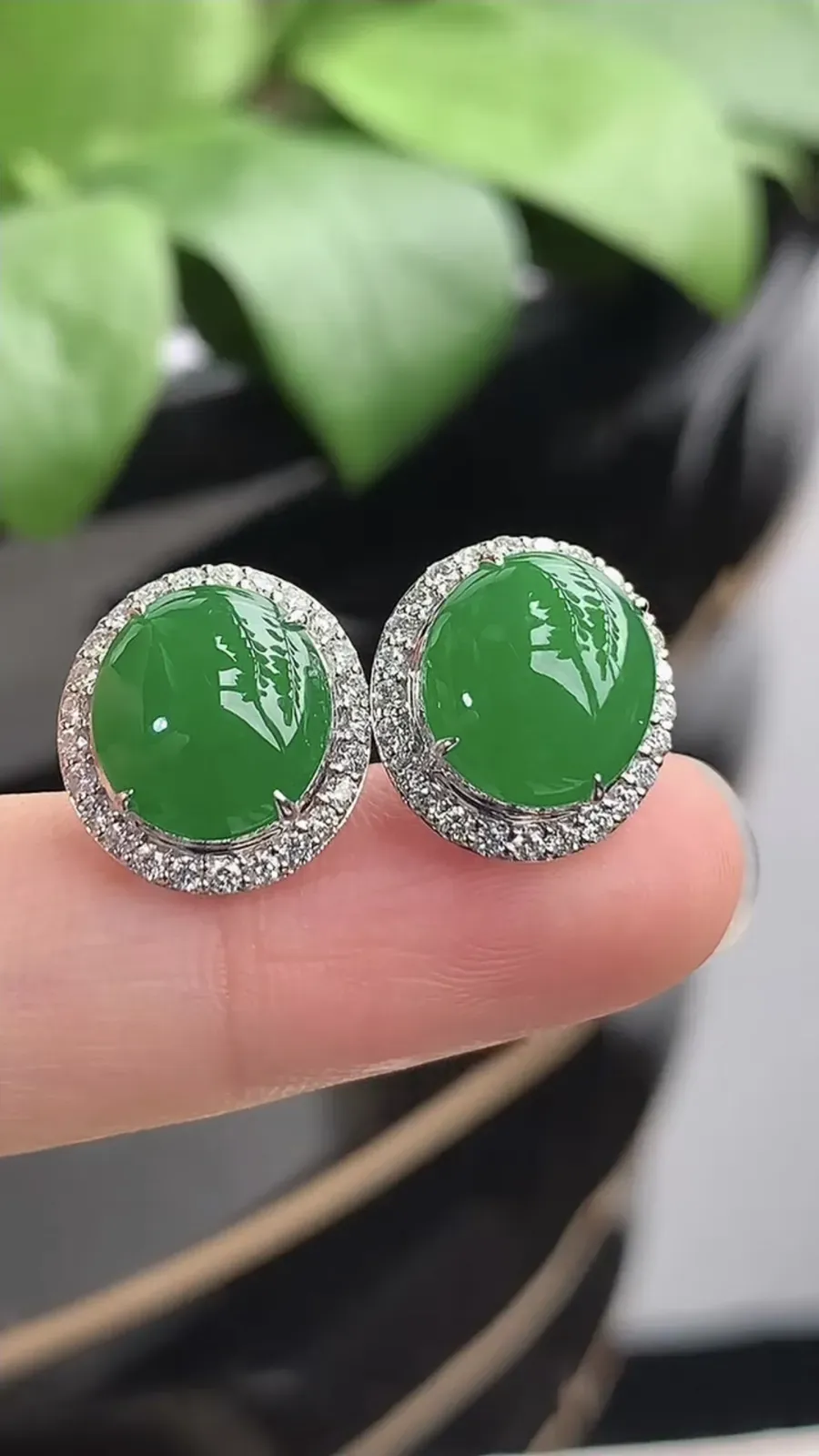 a货翡翠老坑种18K金伴钻镶嵌阳绿蛋面耳钉 尺寸10×8.8mm 重量3.86g 1210