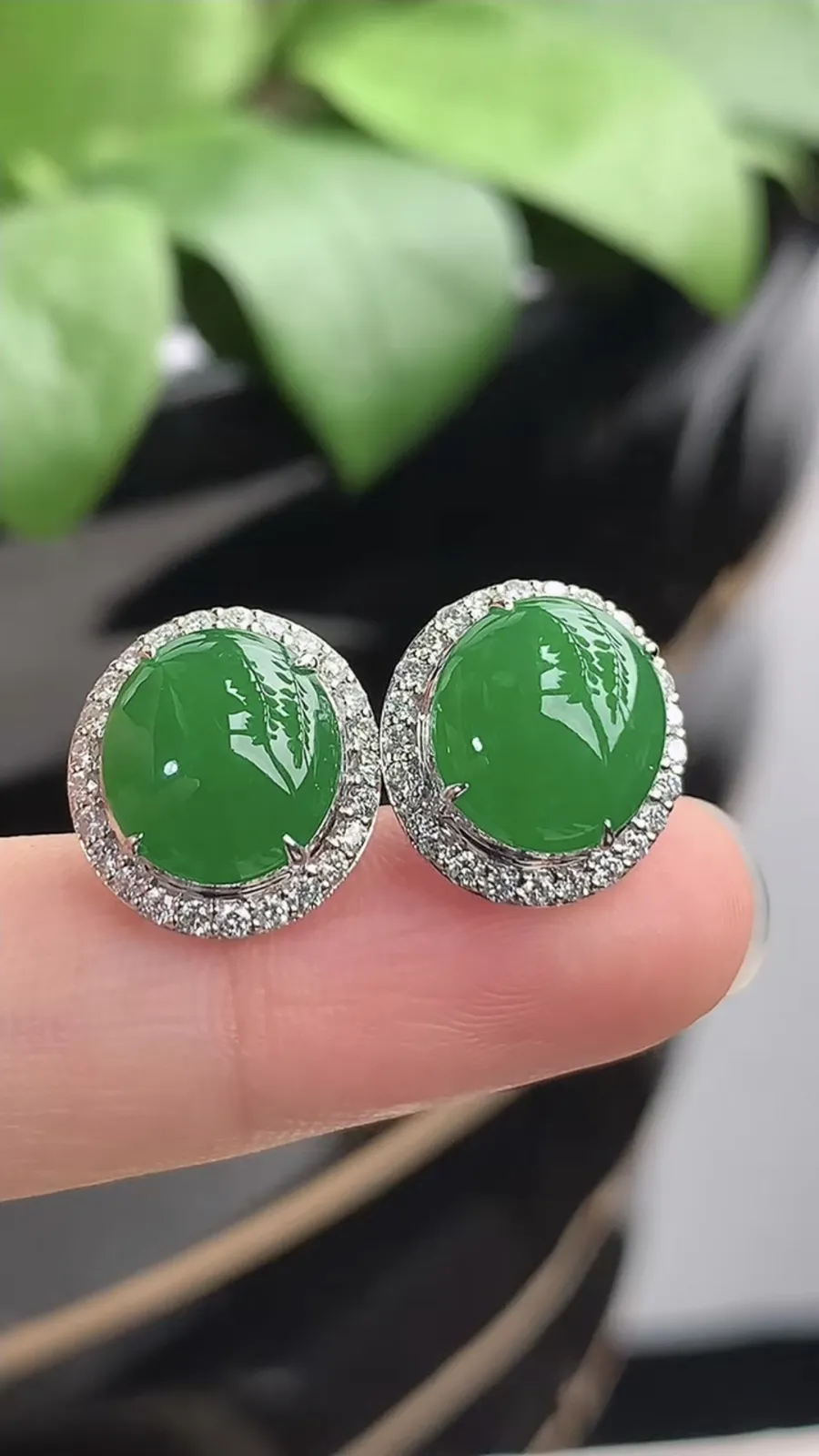 a货翡翠老坑种18K金伴钻镶嵌阳绿蛋面耳钉 尺寸10×8.8mm 重量3.86g 1210