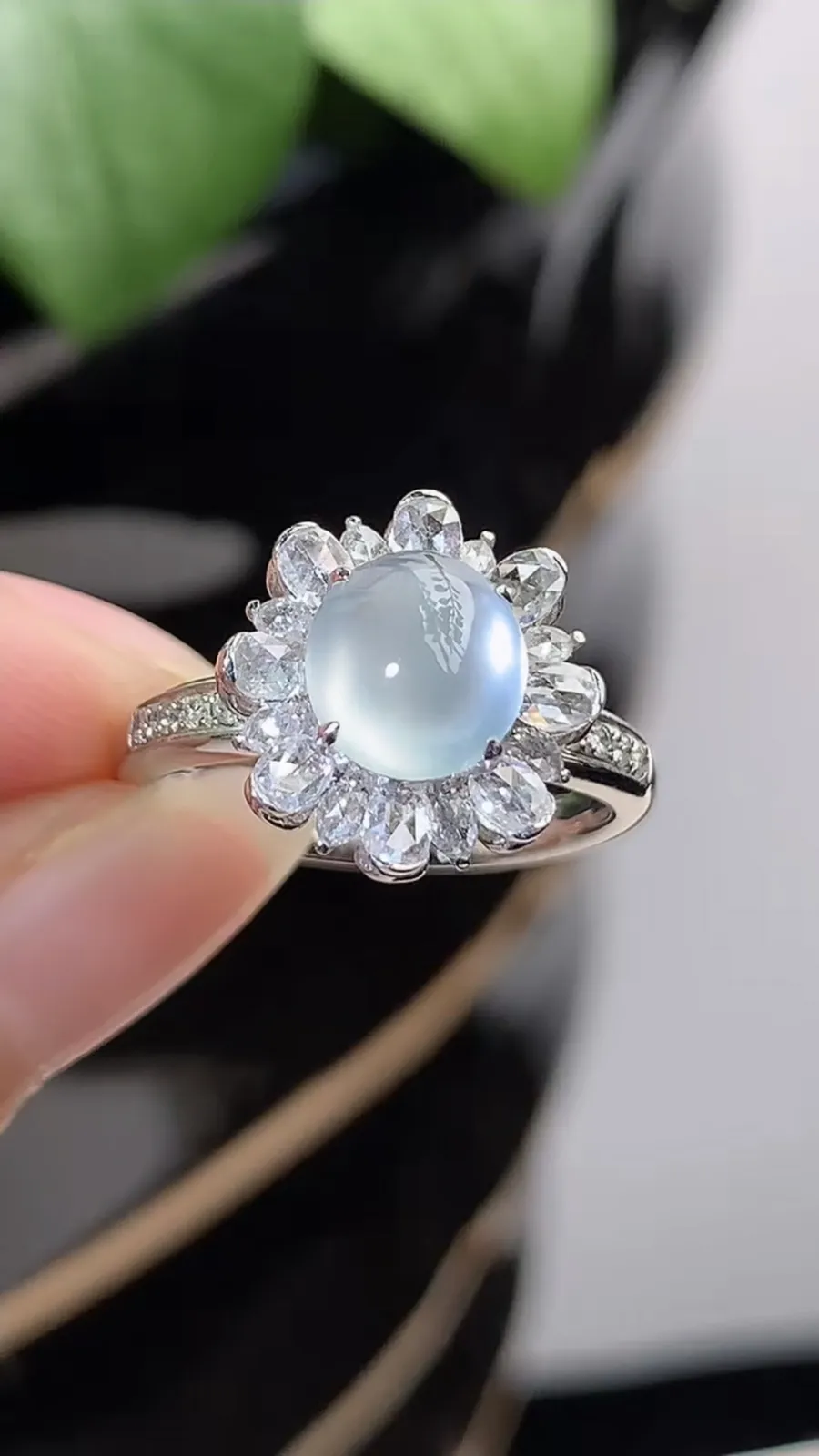 a货翡翠高冰种18K金伴钻镶嵌白月光蛋面戒指 圈口17裸石尺寸7.3×6.8mm 重量4.60g 1211