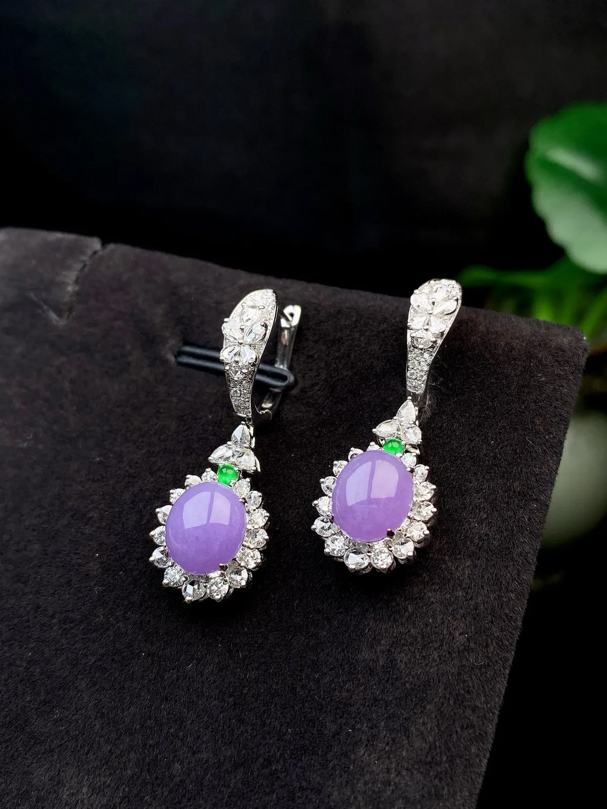 【冰种紫蛋面耳坠】质地细腻，色泽鲜亮，光泽度不错，18k金钻镶嵌，裸石尺寸8.5*7.3*3.6毫米