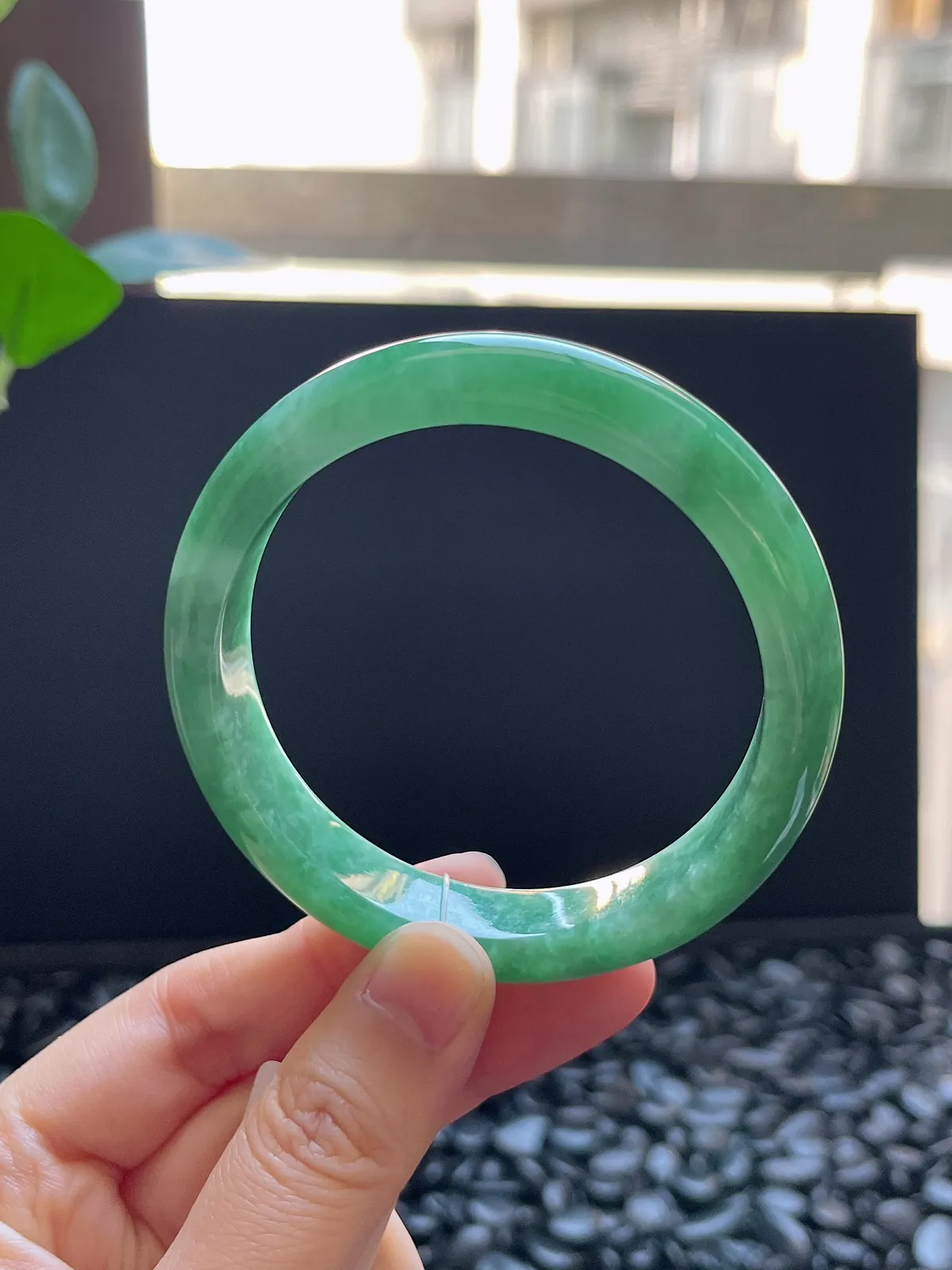 正圈56圈口，翡翠糯化种浅绿色手镯