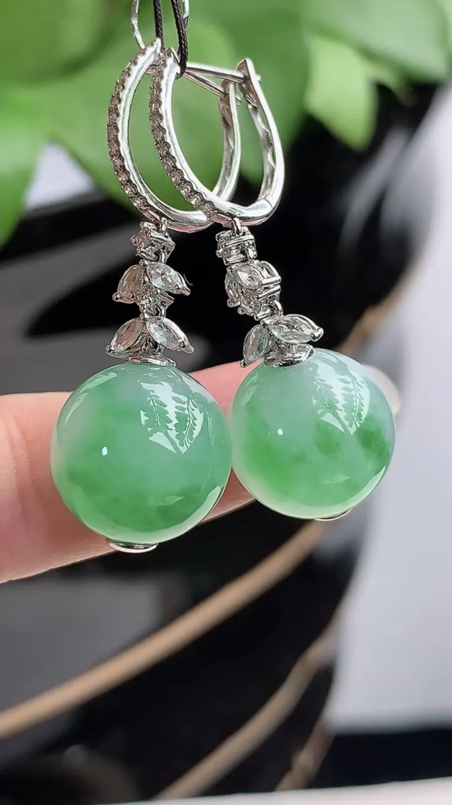 a货翡翠冰种18K金伴钻镶嵌飘绿花圆珠转运珠耳坠 尺寸12.6mm 重量10.08g 1214