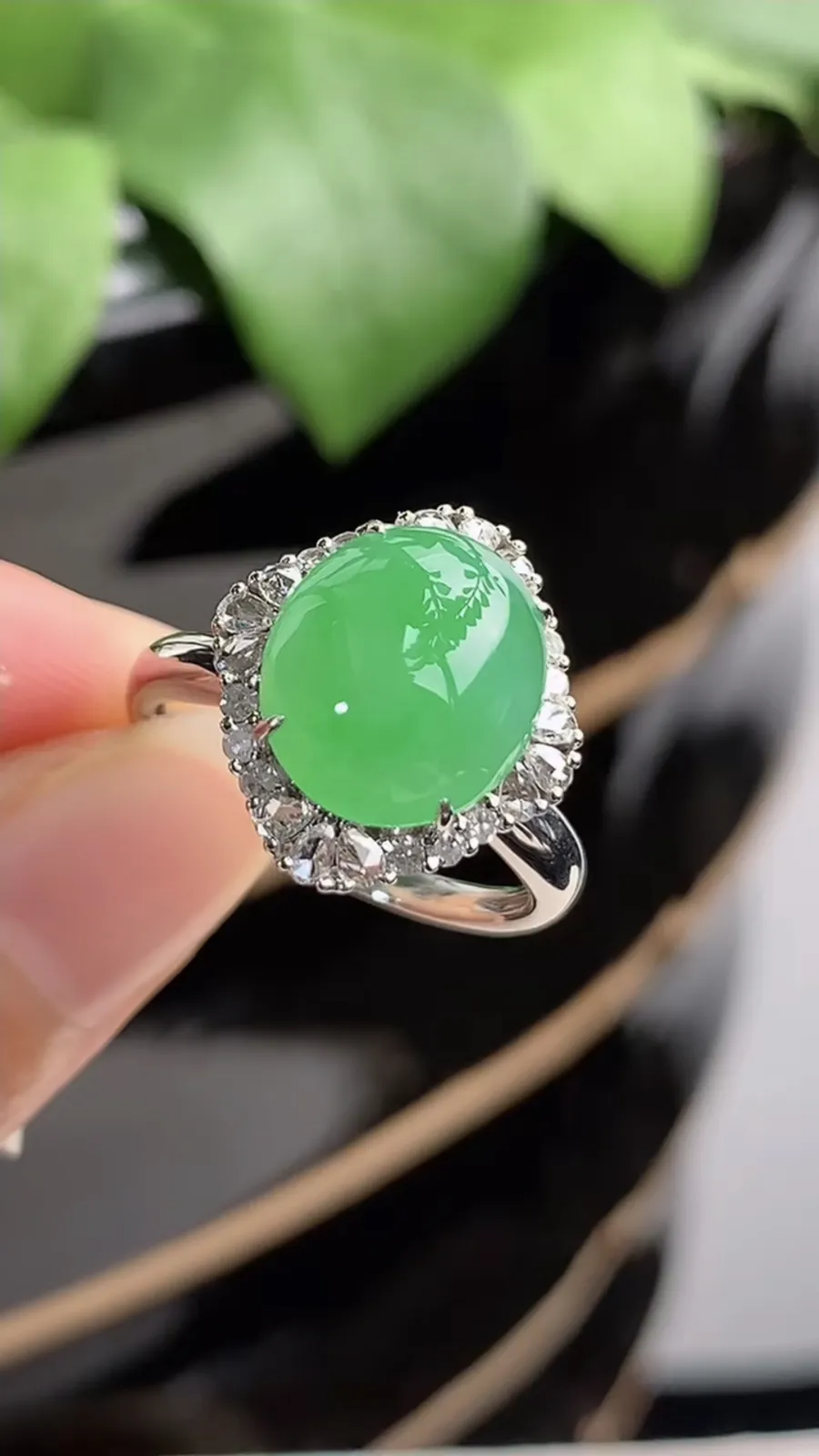 a货翡翠冰种18K金伴钻镶嵌甜绿蛋面戒指 圈口17.7裸石尺寸11.5×10mm 重量3.58g 1