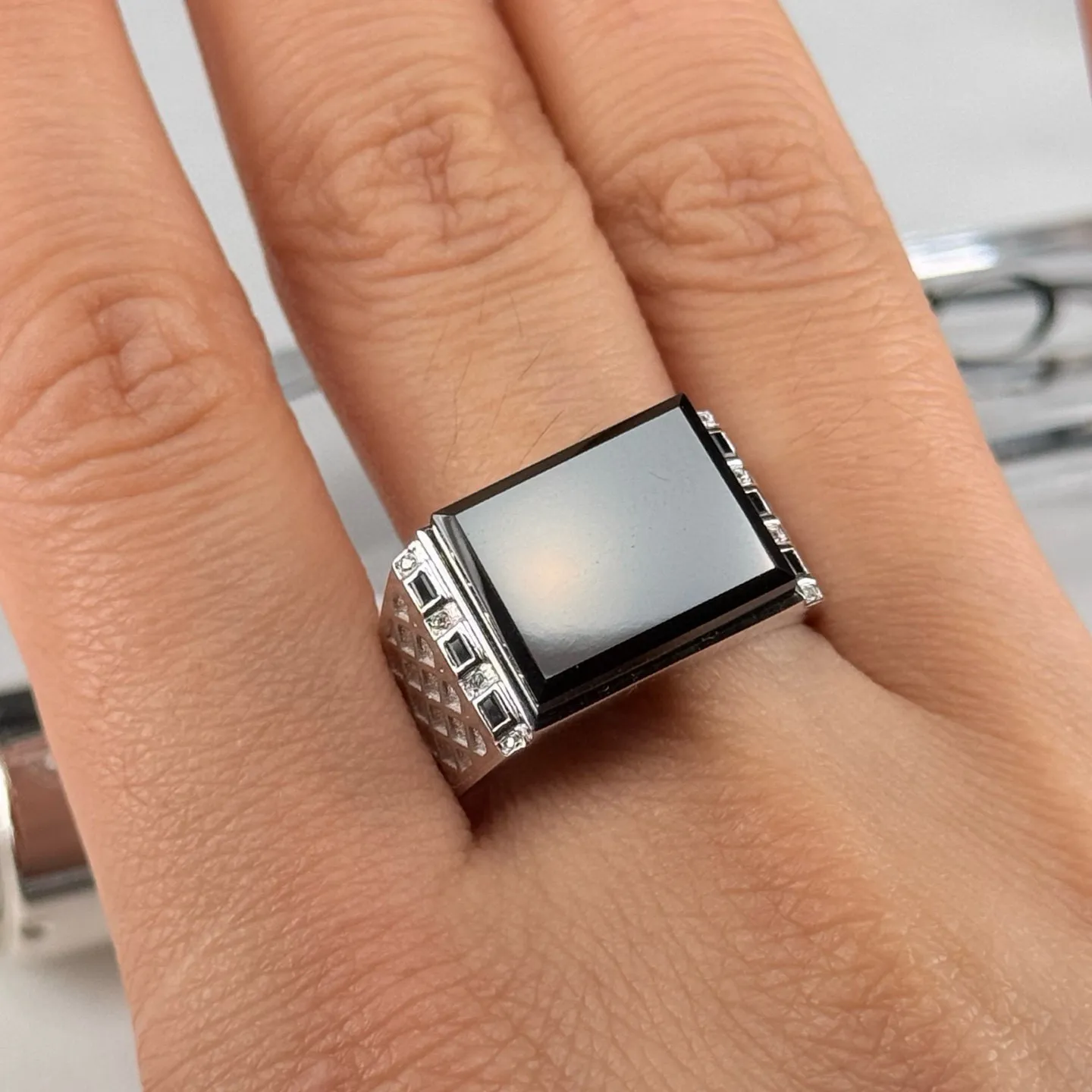 精品18k墨翠男戒 种好色正 黑度极好 打灯通透 油性十足 尺寸14.5