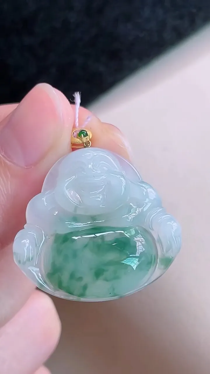 【翡翠名称】老种18K金镶冰飘花佛公吊坠
【翡翠尺寸】裸石25.2/27.7/5.6mm
【翡翠描述】宝贝种老水足，玉质细腻，色泽靓丽，性价比高，佩戴效果好！
【其它赠送】权威证书/精美挂绳盒子/支持全国复检