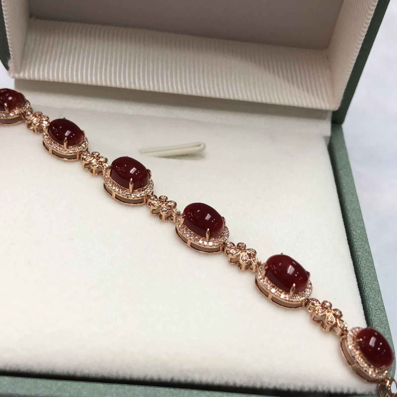 【天然阿卡赤血牛血红珊瑚18K厚金精镶手链】天然️添加，日本阿卡材料，赤血牛血红色，共6颗蛋面，18k金钻石 镶嵌，裸面尺寸约8*5.7*5mm，整体尺寸96*7.8*6.6mm，重量7.95克，手链总长度170mm，珊瑚属有机宝石，色泽喜人，质地莹润，珊瑚在深海里经千年生长“形如树，色似火”水与火的融合。