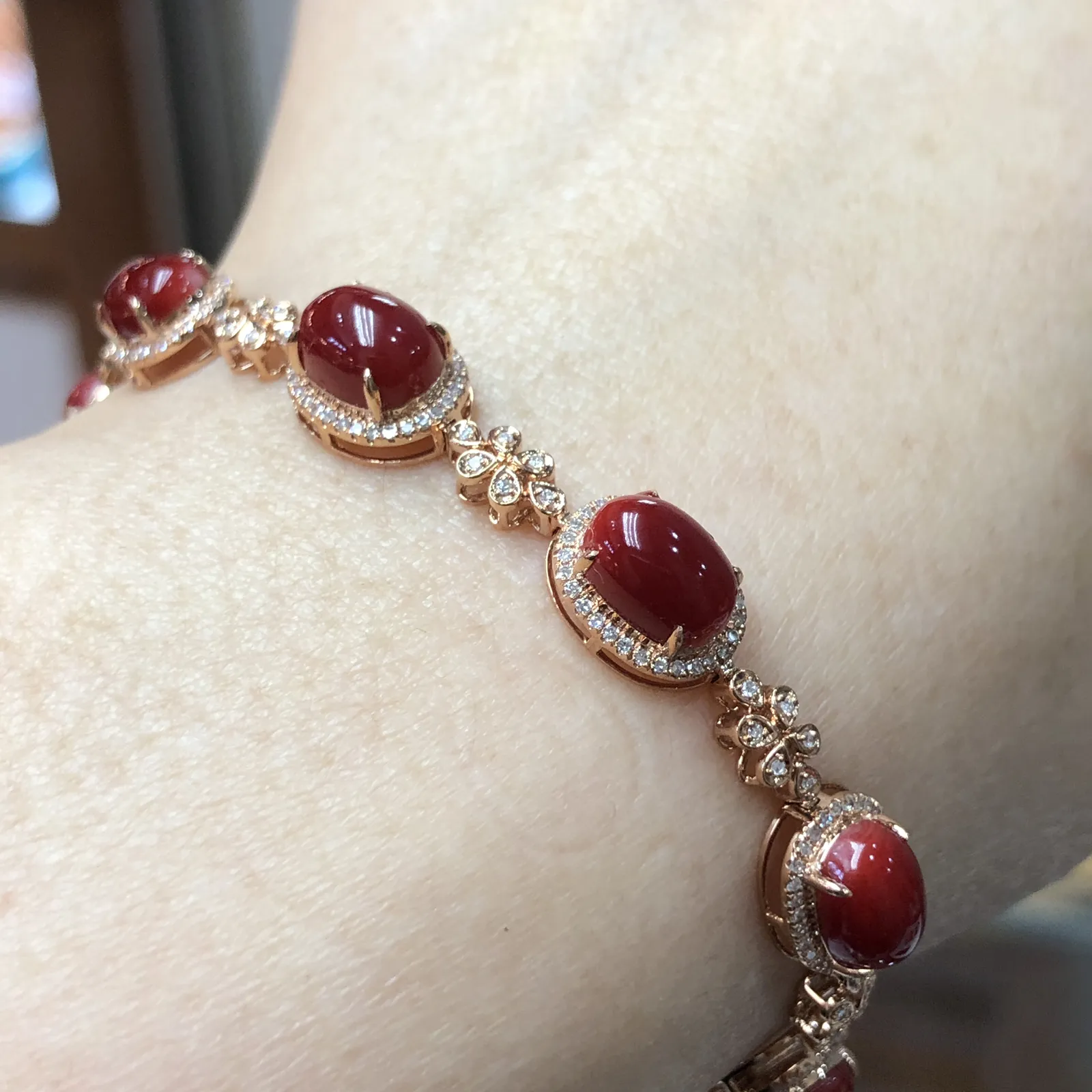 【天然阿卡赤血牛血红珊瑚18K厚金精镶手链】天然️添加，日本阿卡材料，赤血牛血红色，共6颗蛋面，1