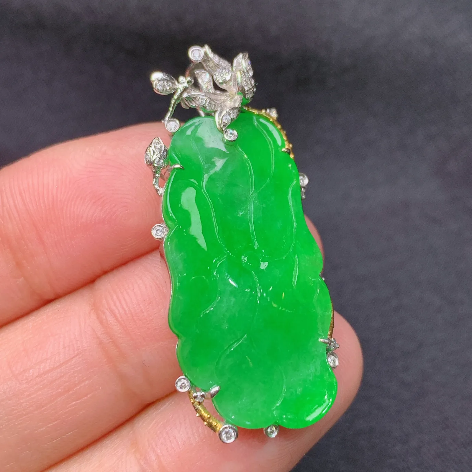 阳绿荷叶鱼吊坠，18k金镶嵌，冰润色阳，玉质细腻，种水足 尺寸37.1*16.4*6.9