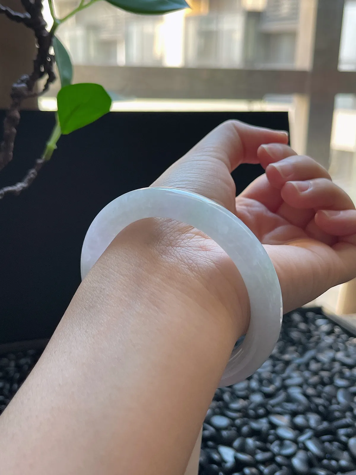 圆镯58圈口，翡翠冰糯春带彩手镯