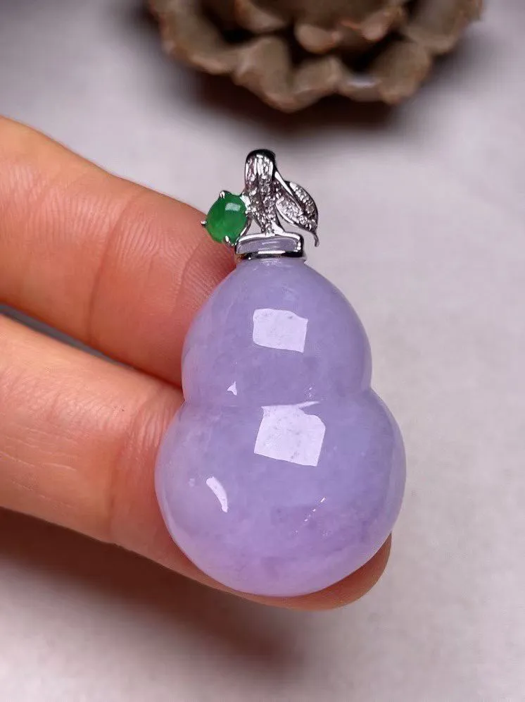 冰糯种紫罗兰葫芦吊坠、真金真钻镶嵌，种水好，玉质细腻 .裸石尺寸 28.7*19.9