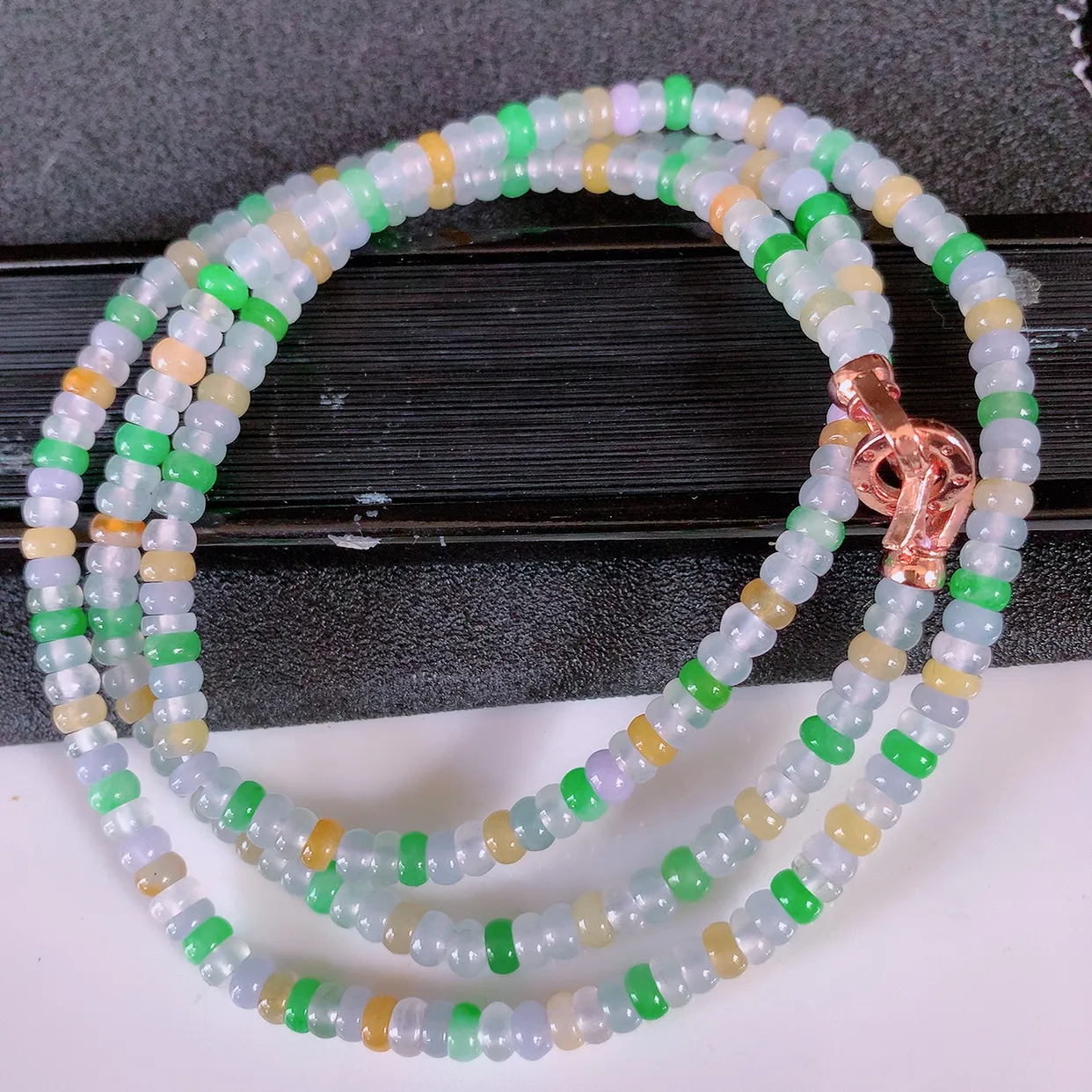 自然光实拍，冰种多彩翡翠项链  多宝翡翠珠链 （装饰扣）玉质细腻  冰清玉润  颜色漂亮  #001.1取一尺寸4.5mm