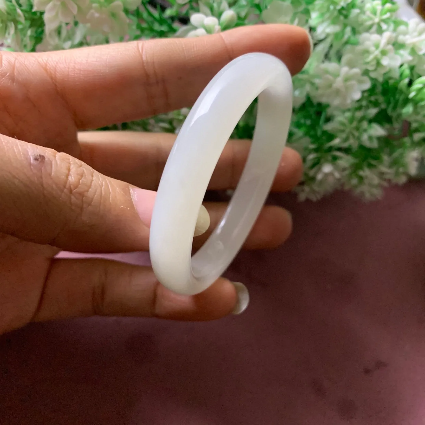 51.5圈口和田玉羊脂白手镯【挽间柔情】，镯型古朴典雅。在诗情画意的雨巷相遇，你是我腕间的一抹风情，