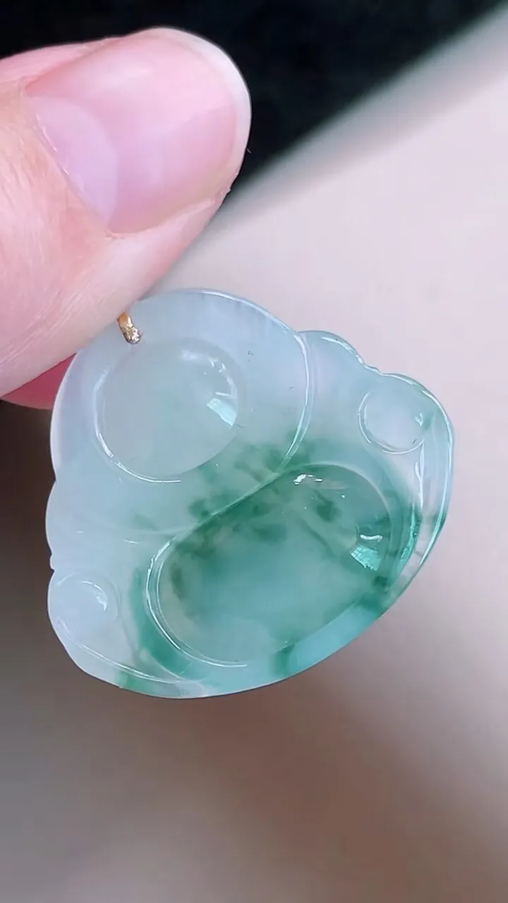 【翡翠名称】老种18K金镶冰飘花佛公吊坠
【翡翠尺寸】裸石25.2/27.7/5.6mm
【翡翠描述】宝贝种老水足，玉质细腻，色泽靓丽，性价比高，佩戴效果好！
【其它赠送】权威证书/精美挂绳盒子/支持全国复检