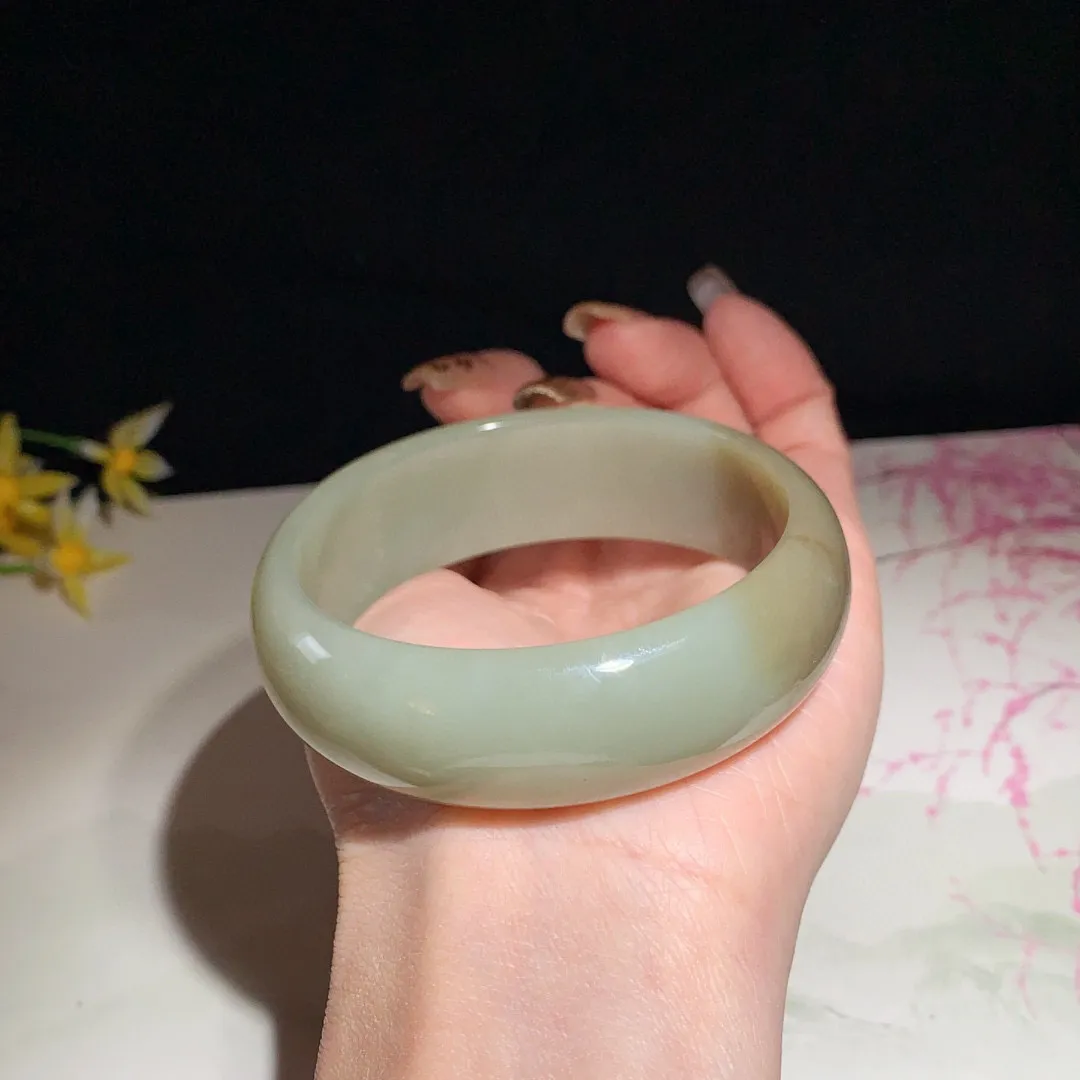 和田玉60圈口且末糖手镯！圈口60宽20玉质细腻油润 底色纯净 无裂无黑 脂粉好，品质高