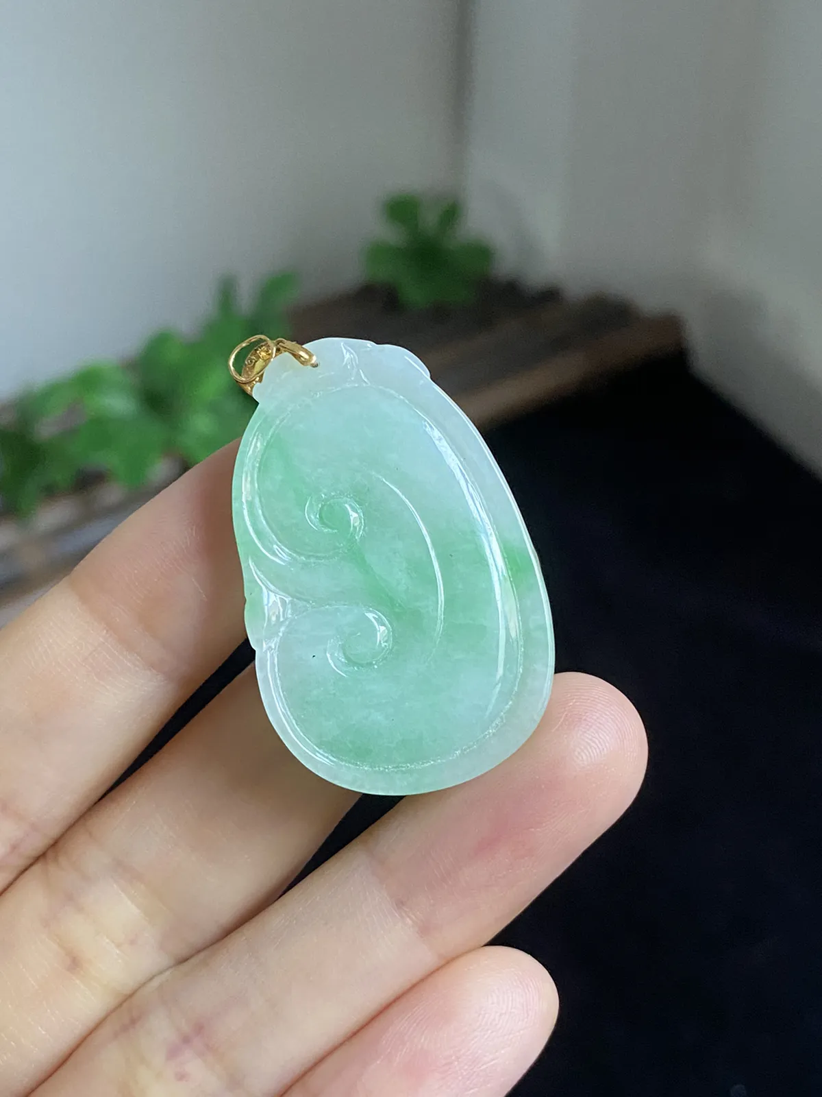 翡翠如意，18k金扣头